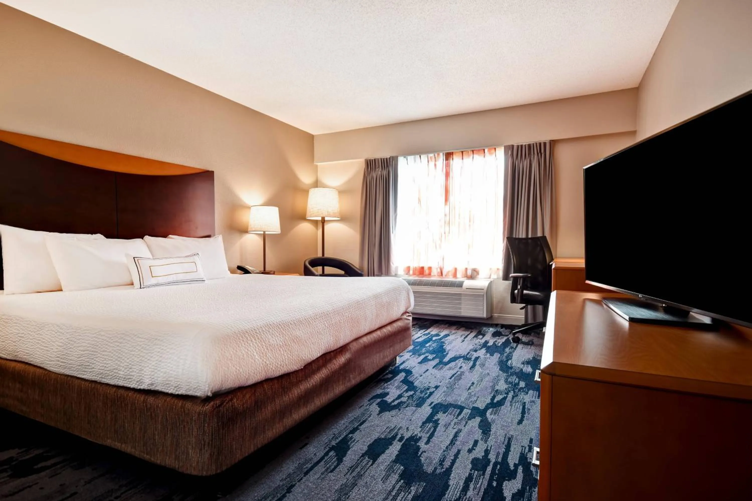 Photo of the whole room, Bed in Fairfield Inn & Suites by Marriott Atlanta Kennesaw