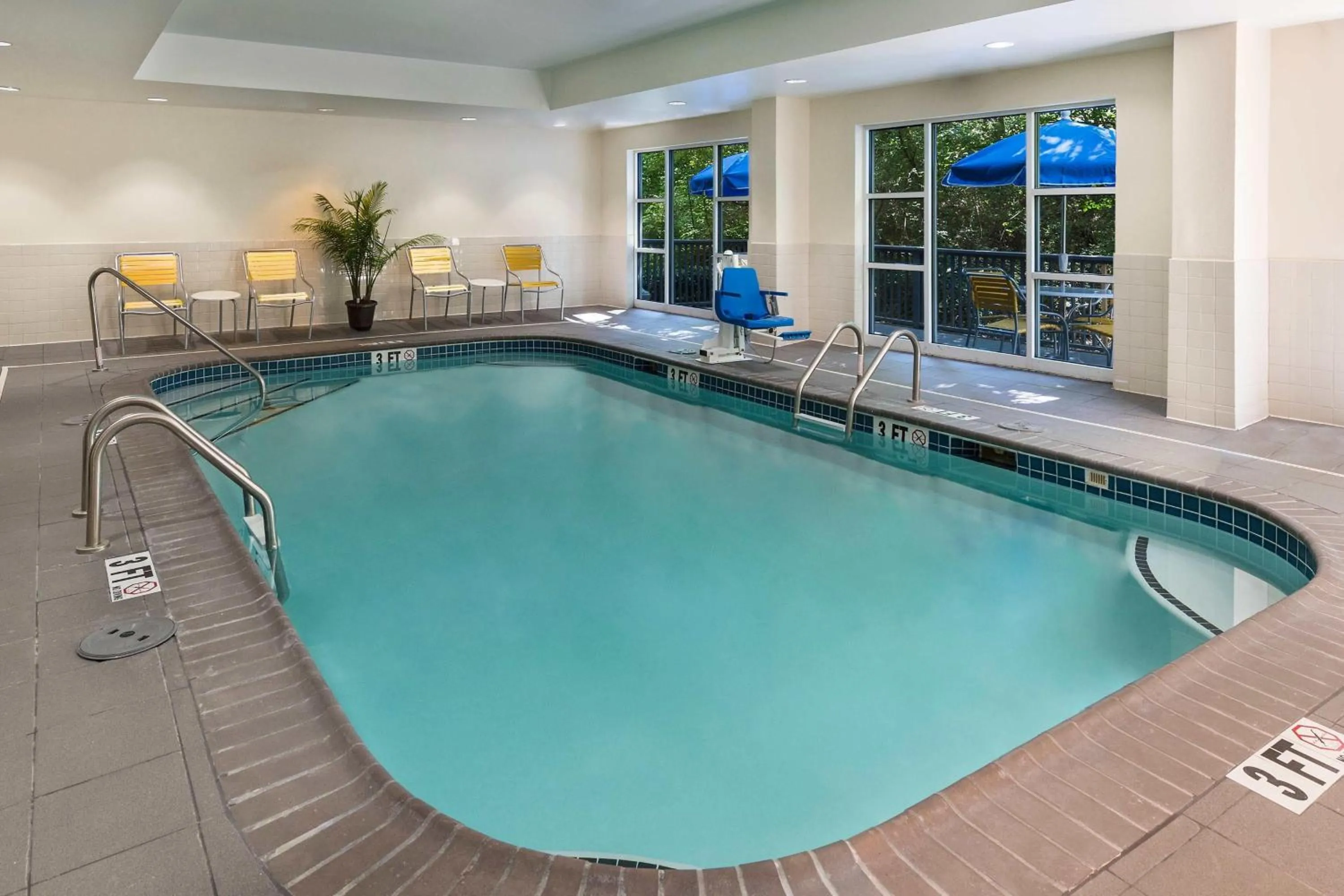 Swimming pool in Fairfield Inn & Suites by Marriott Atlanta Perimeter Center