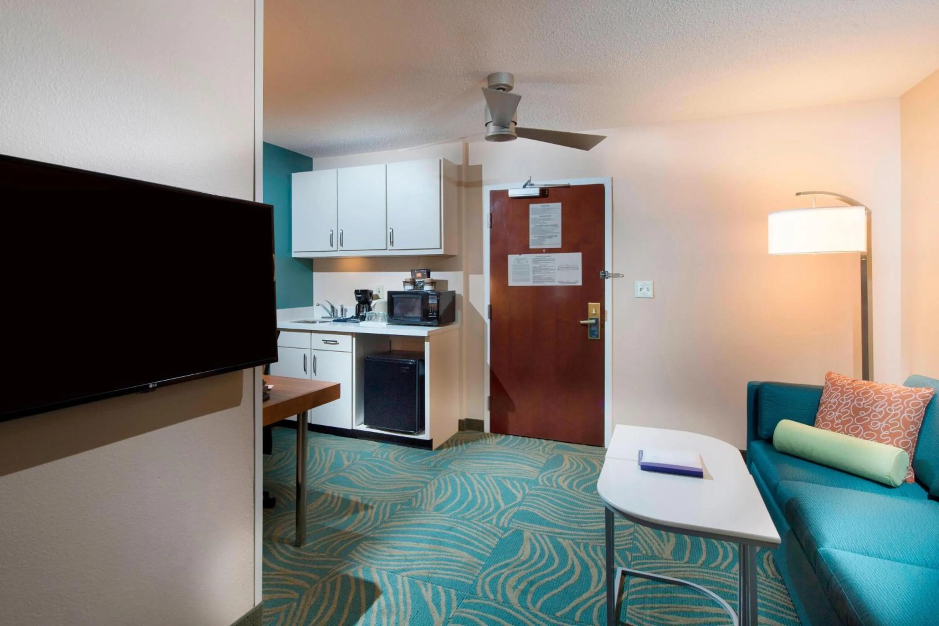Living room in SpringHill Suites by Marriott Atlanta Alpharetta