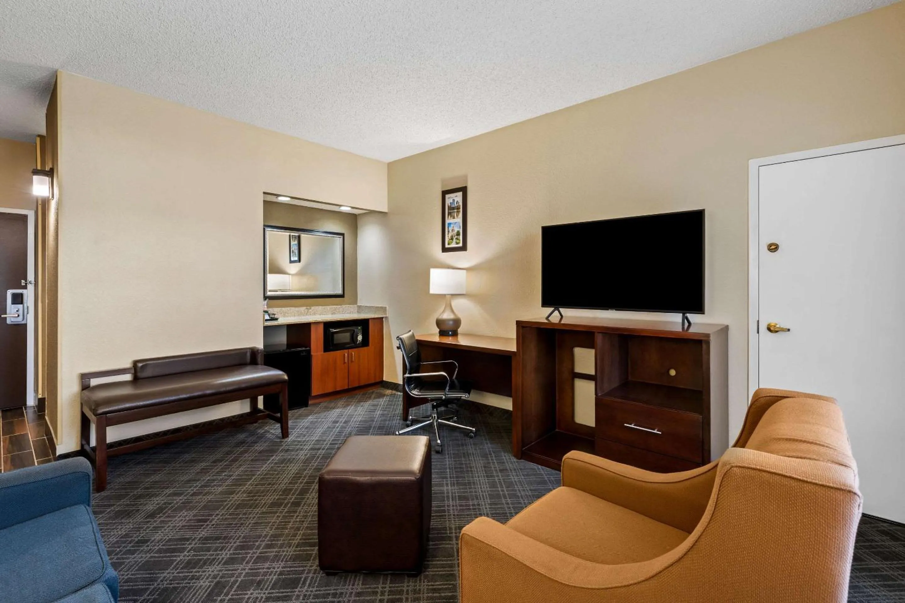 Bedroom in Comfort Inn Roswell-Dunwoody