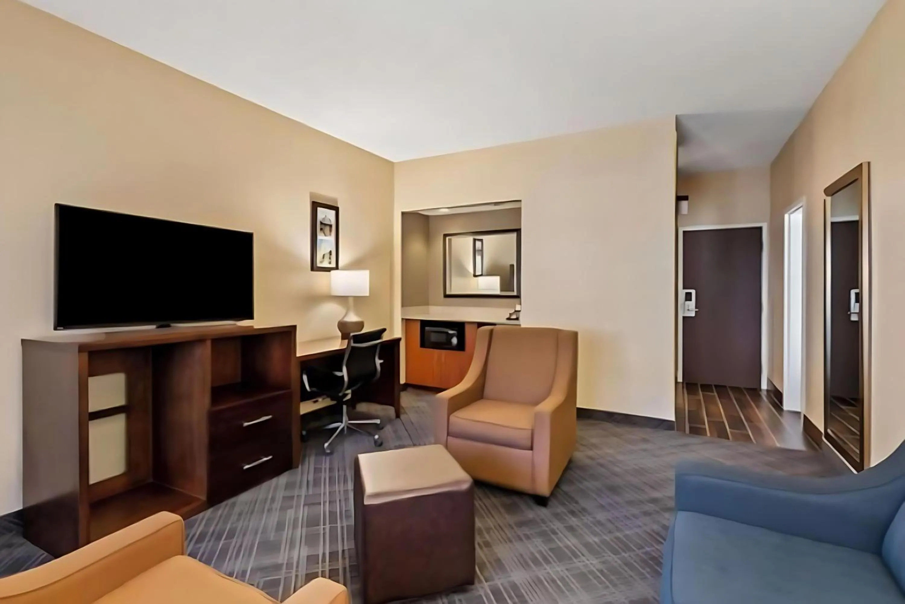 Seating area in Comfort Inn Roswell-Dunwoody