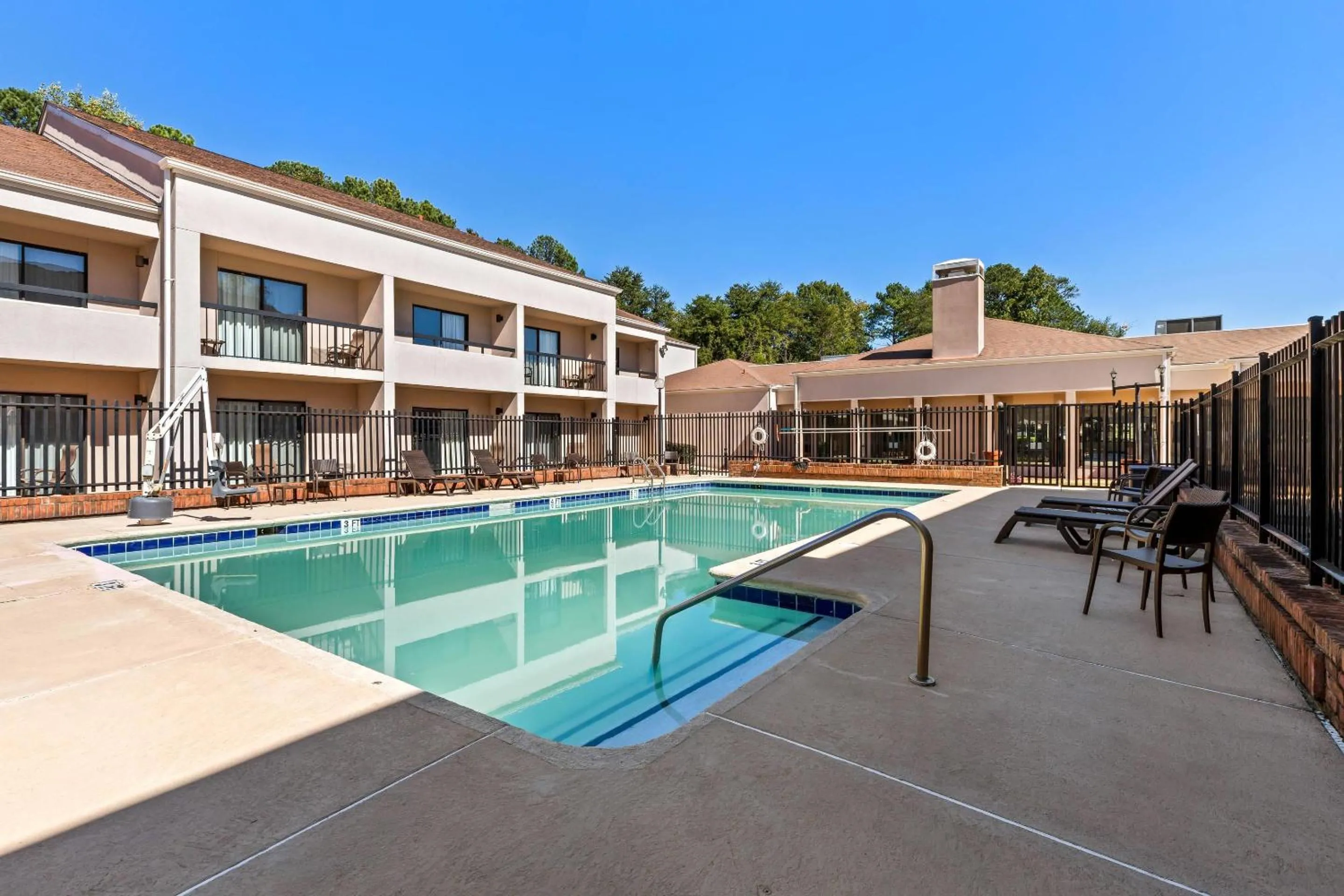 Swimming pool in Comfort Inn Roswell-Dunwoody