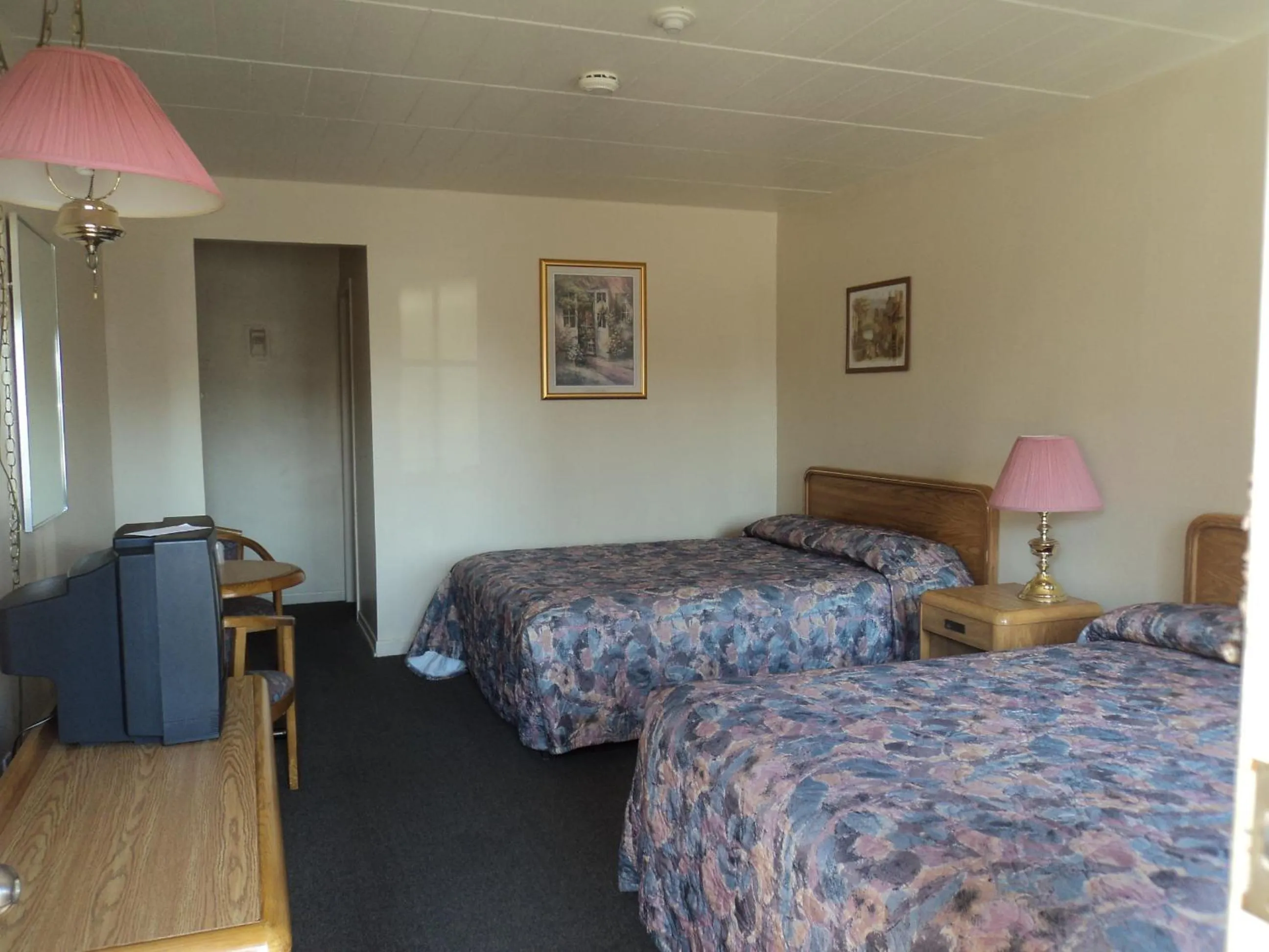 Bed in Oasis Motel by The Falls