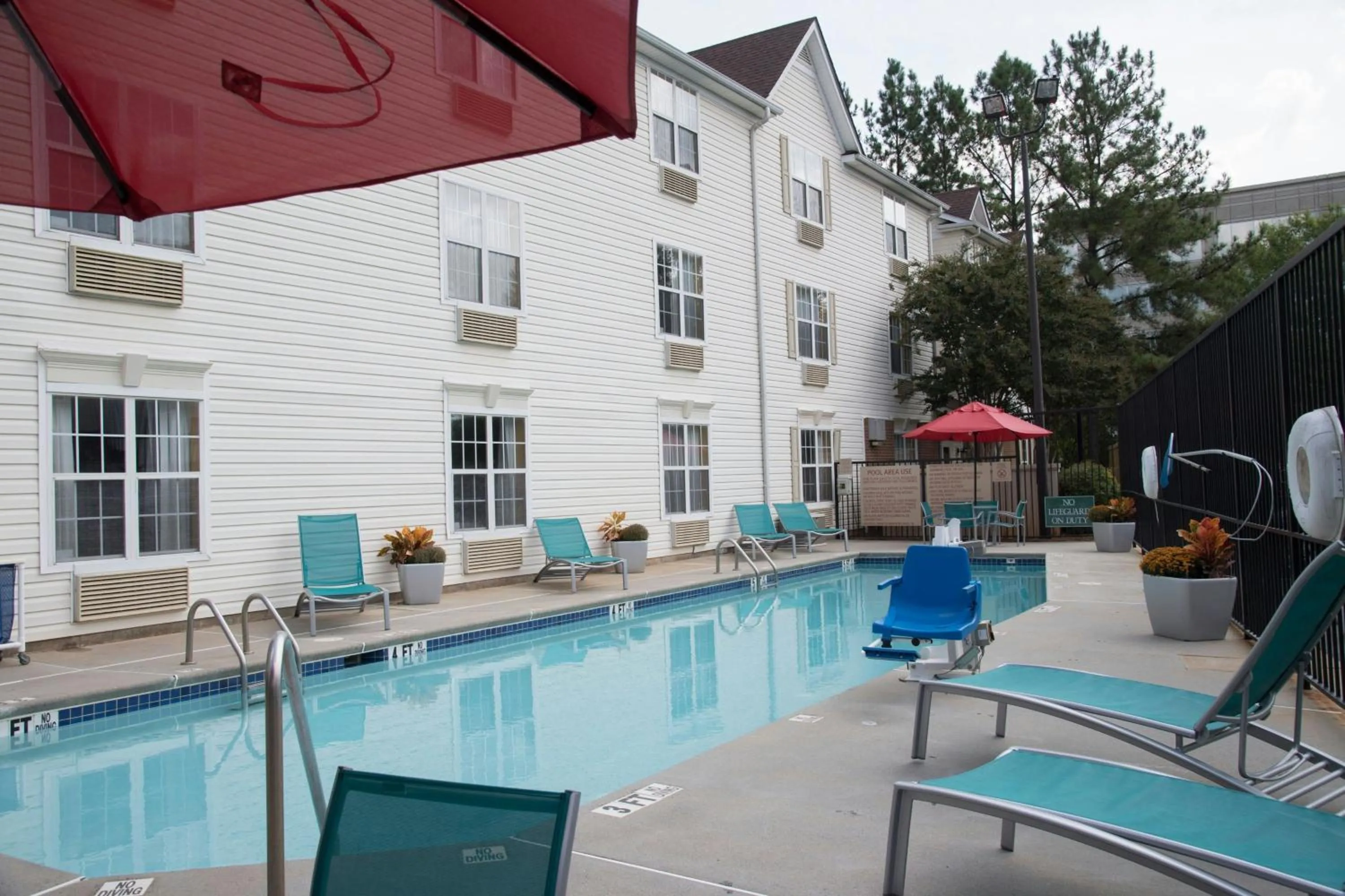 Swimming pool in TownePlace Suites by Marriott Atlanta Alpharetta