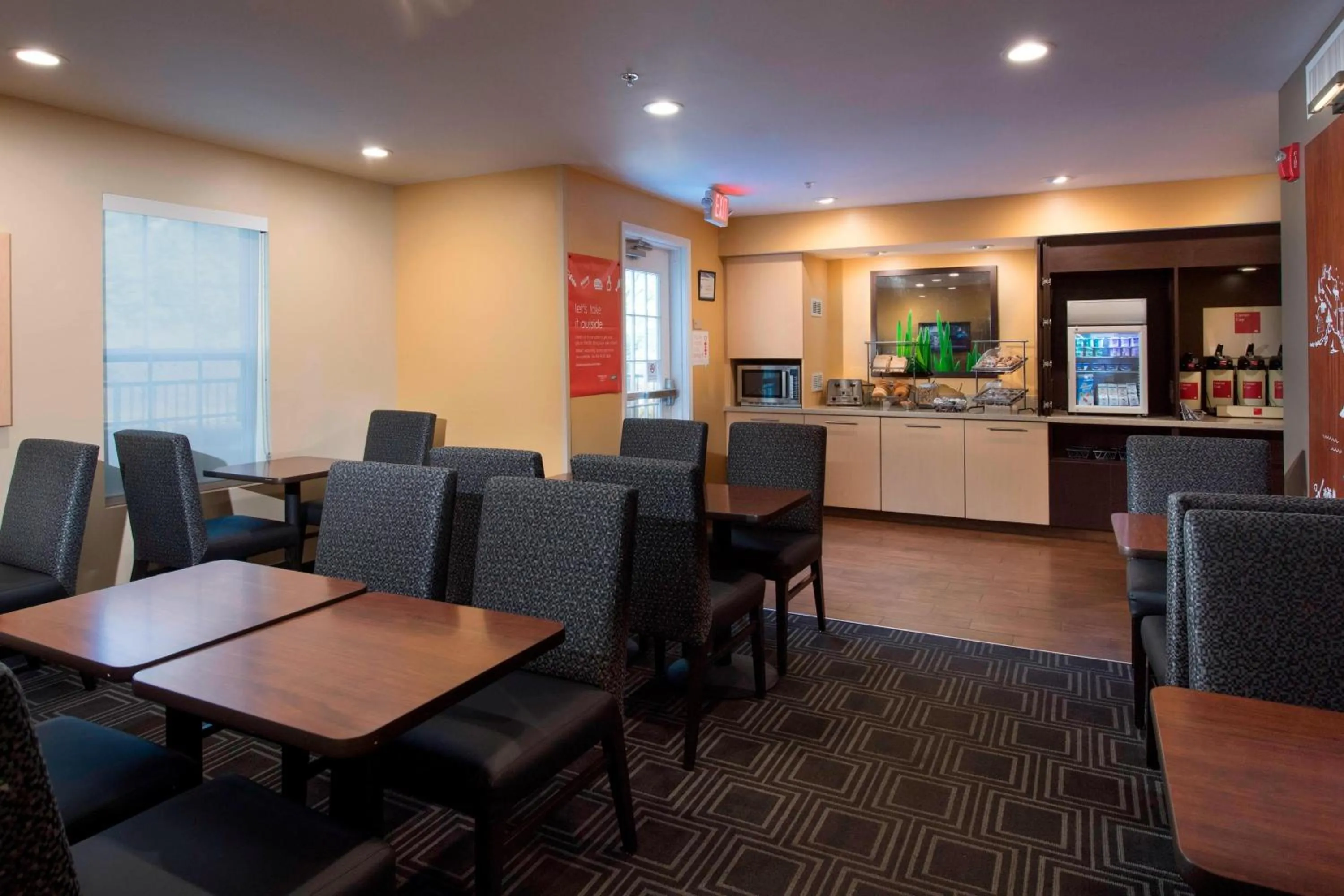 Breakfast in TownePlace Suites by Marriott Atlanta Alpharetta