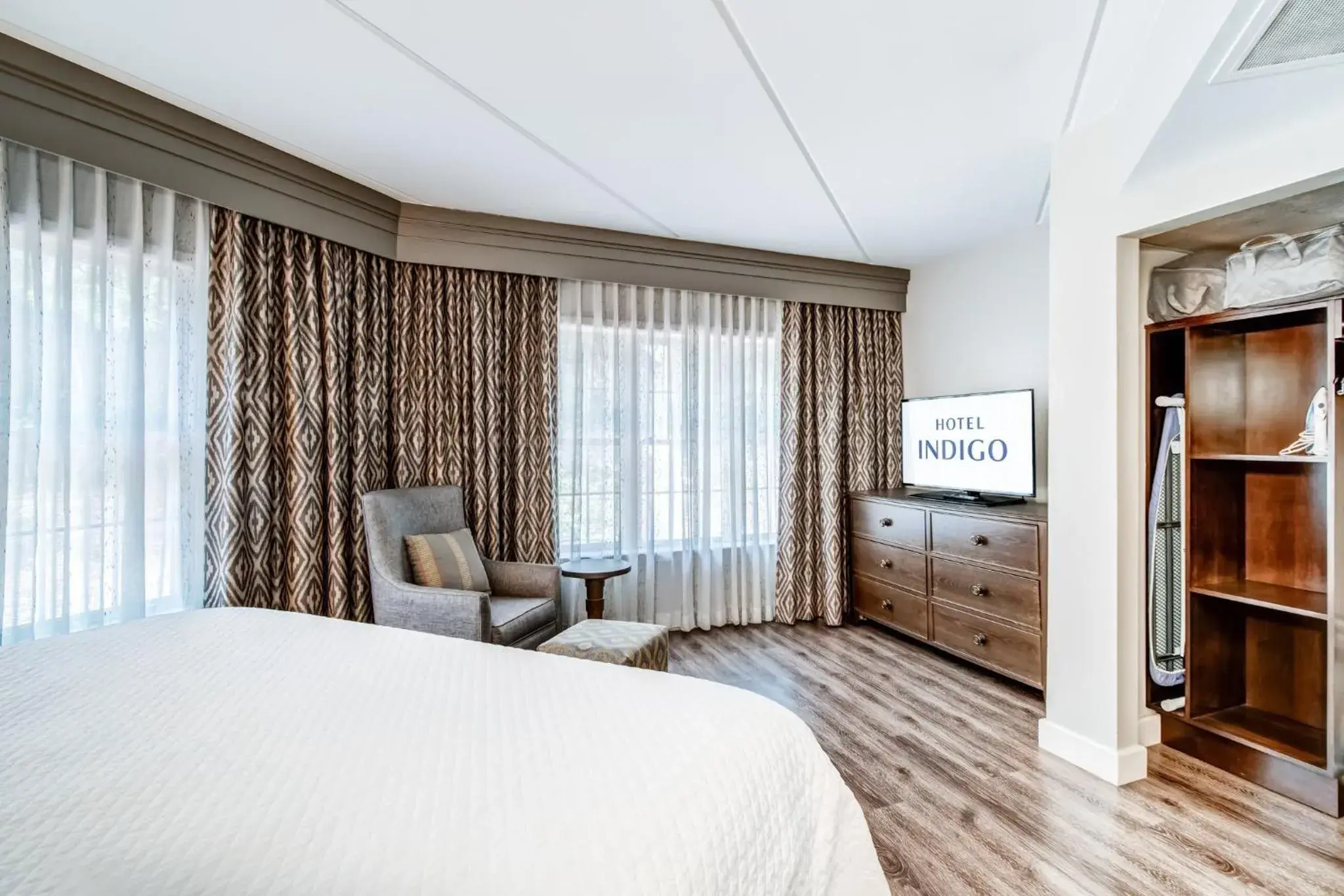 King Suite in Hotel Indigo Atlanta Vinings by IHG King Suite in Hotel Indigo Atlanta Vinings by IHG