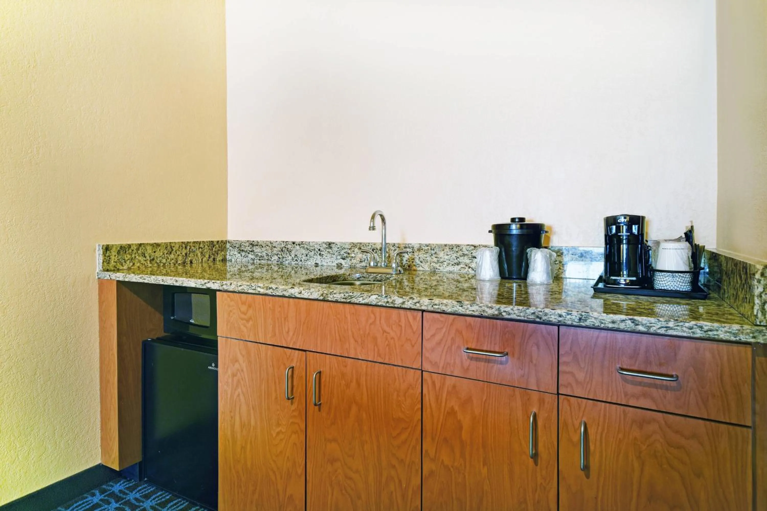 Kitchen or kitchenette in Fairfield Inn & Suites by Marriott Atlanta Vinings/Galleria