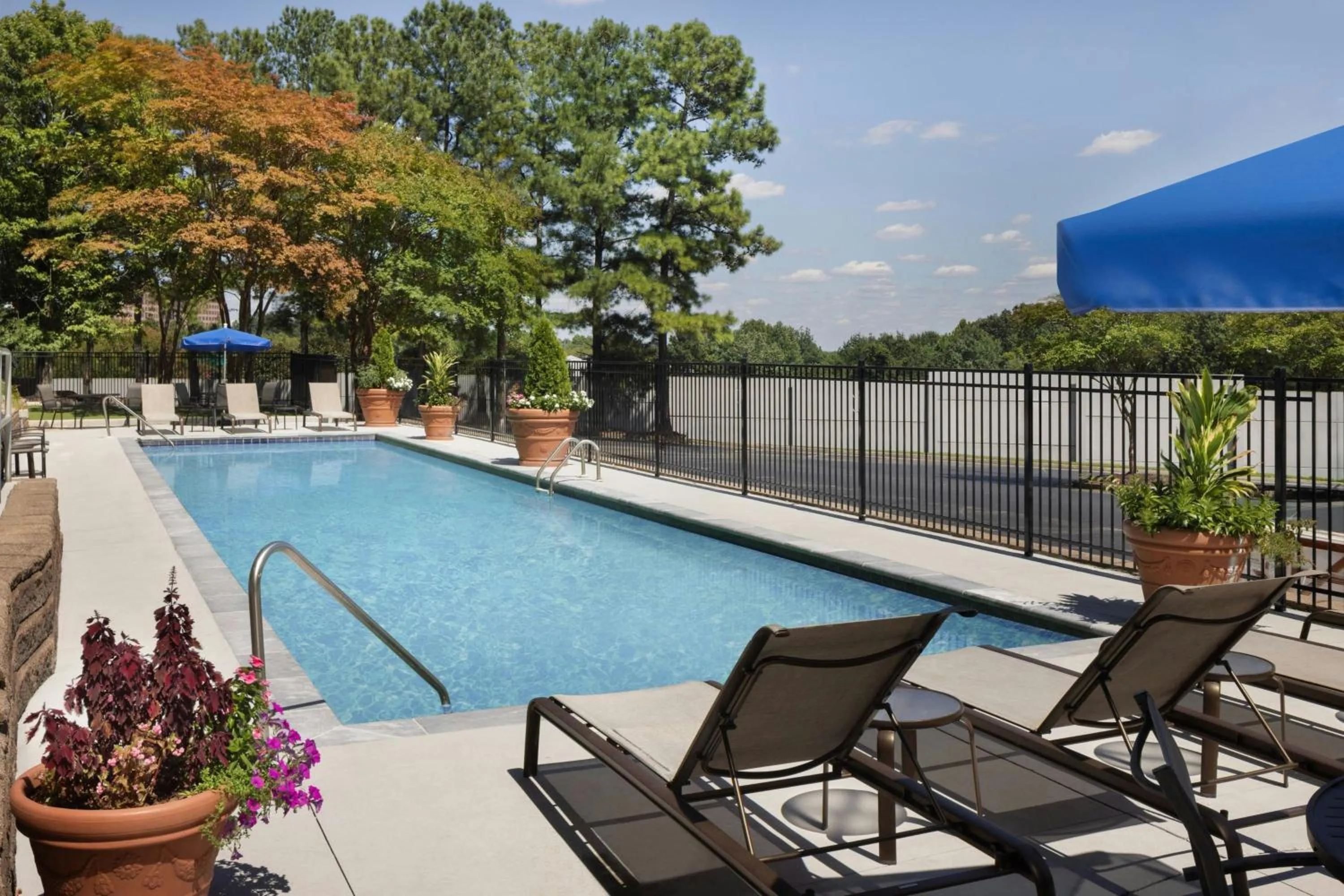 Swimming pool in Fairfield Inn & Suites by Marriott Atlanta Vinings/Galleria