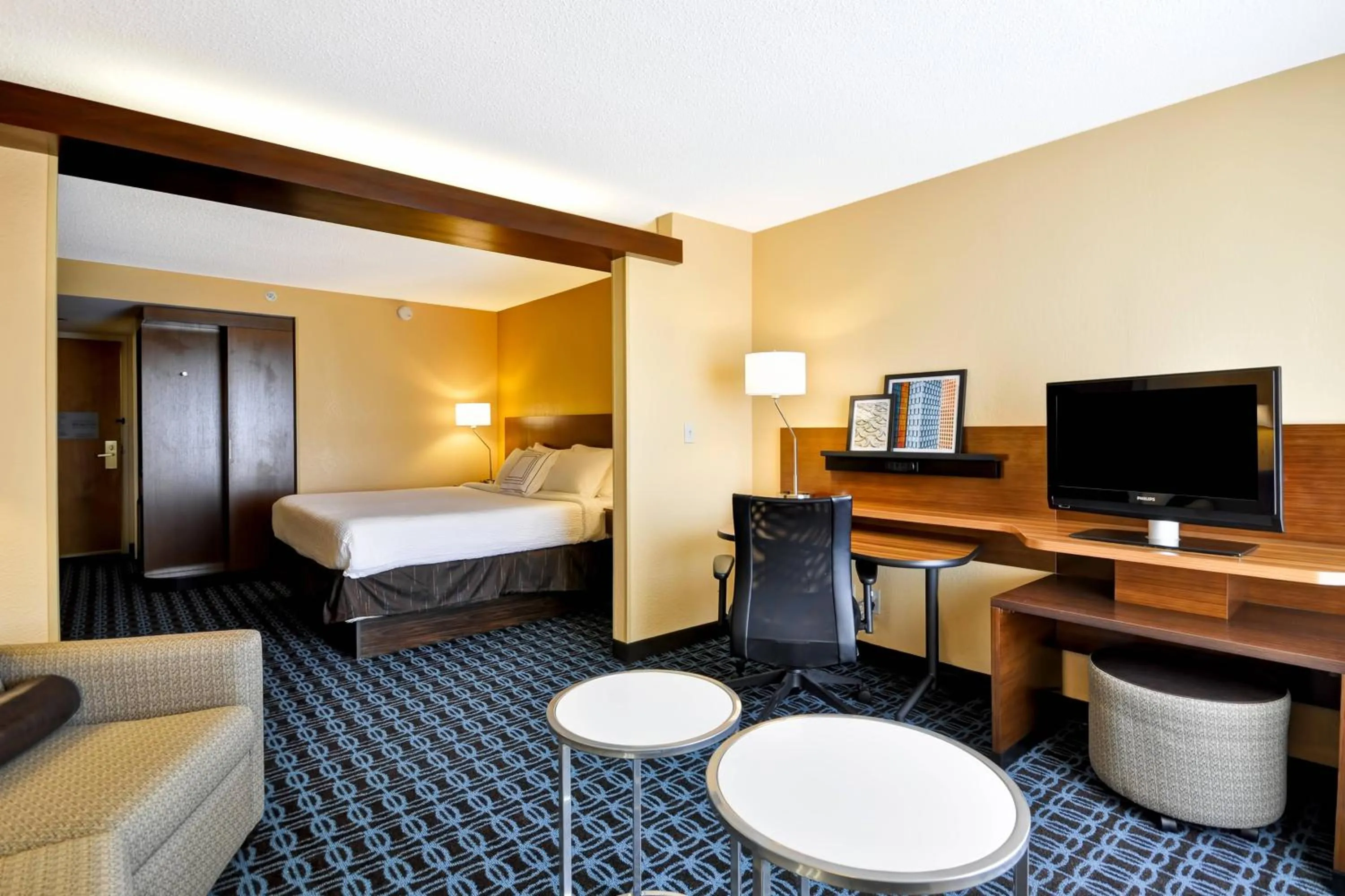 Living room, Bed in Fairfield Inn & Suites by Marriott Atlanta Vinings/Galleria