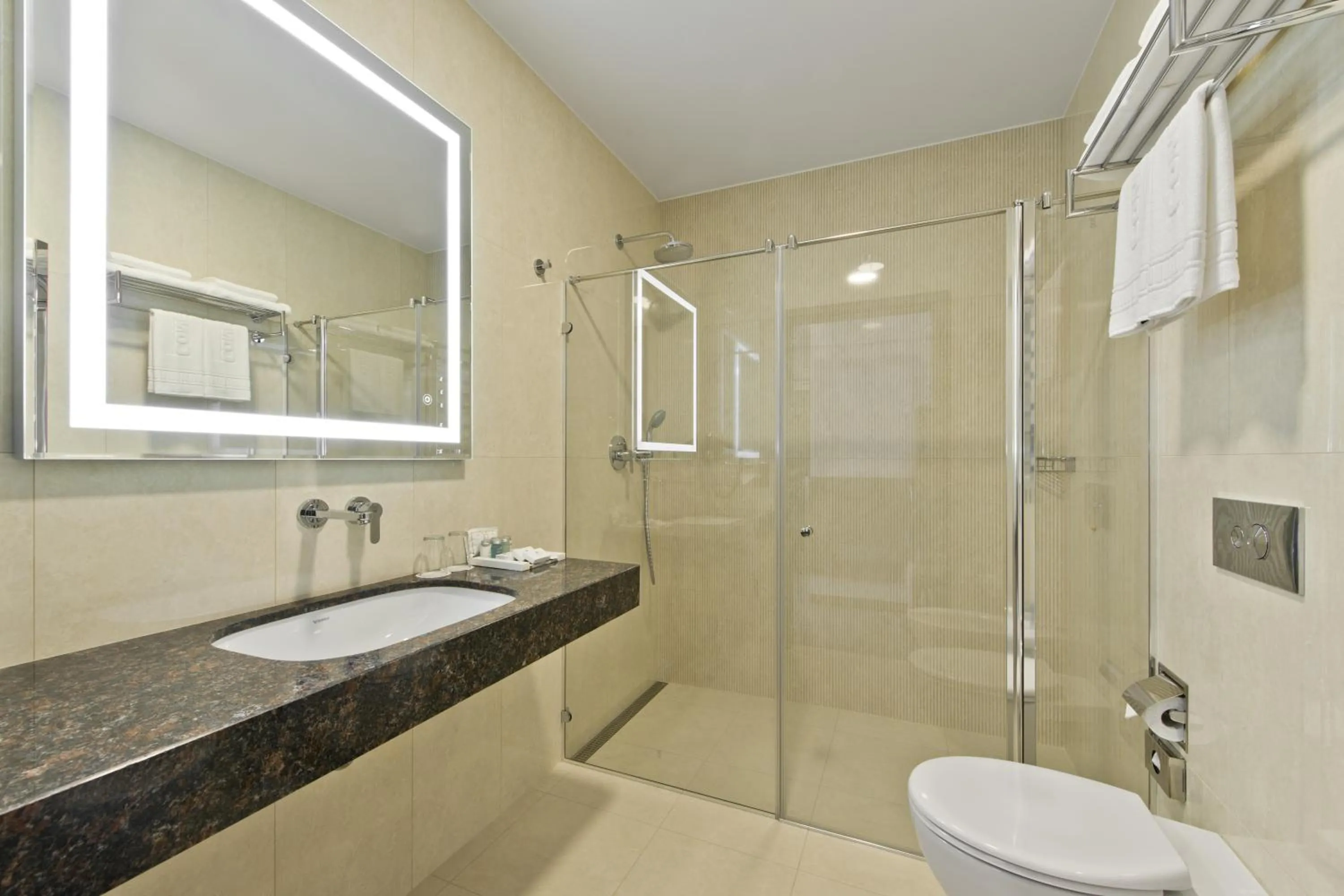 Shower in Congress Avenue Hotel