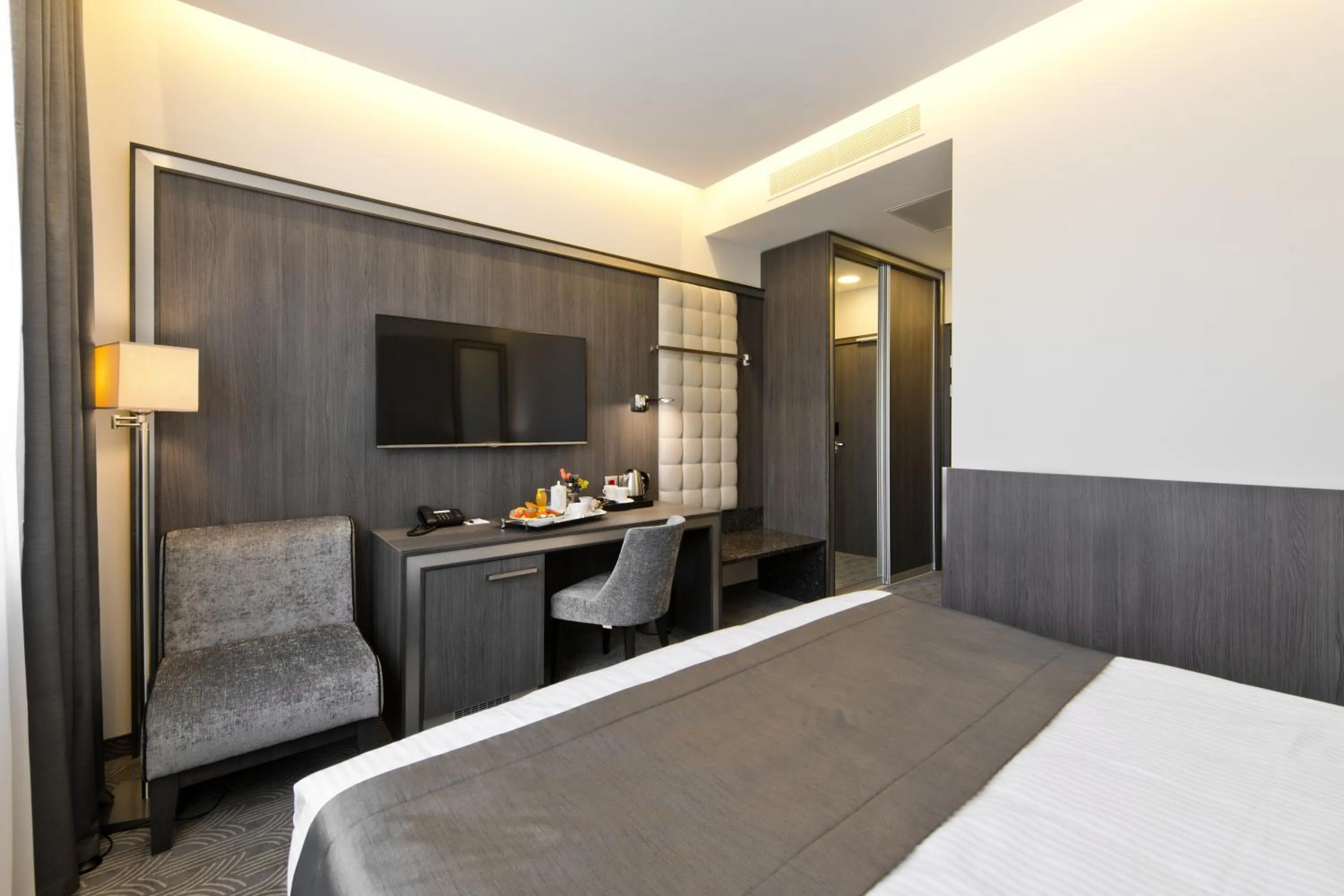 Photo of the whole room, Bed in Congress Avenue Hotel