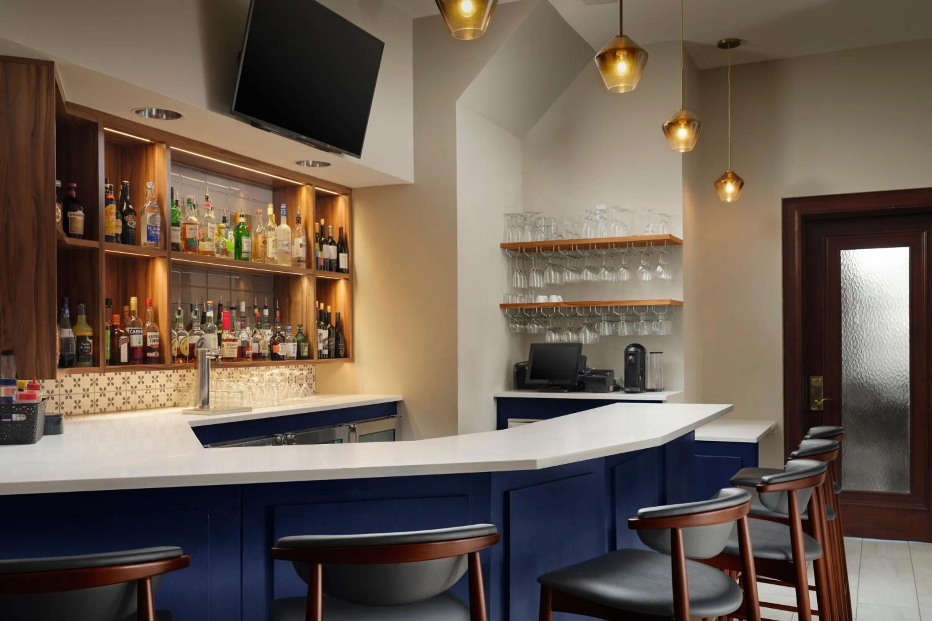 Lounge or bar in Marriott Vacation Club® at Custom House, Boston  