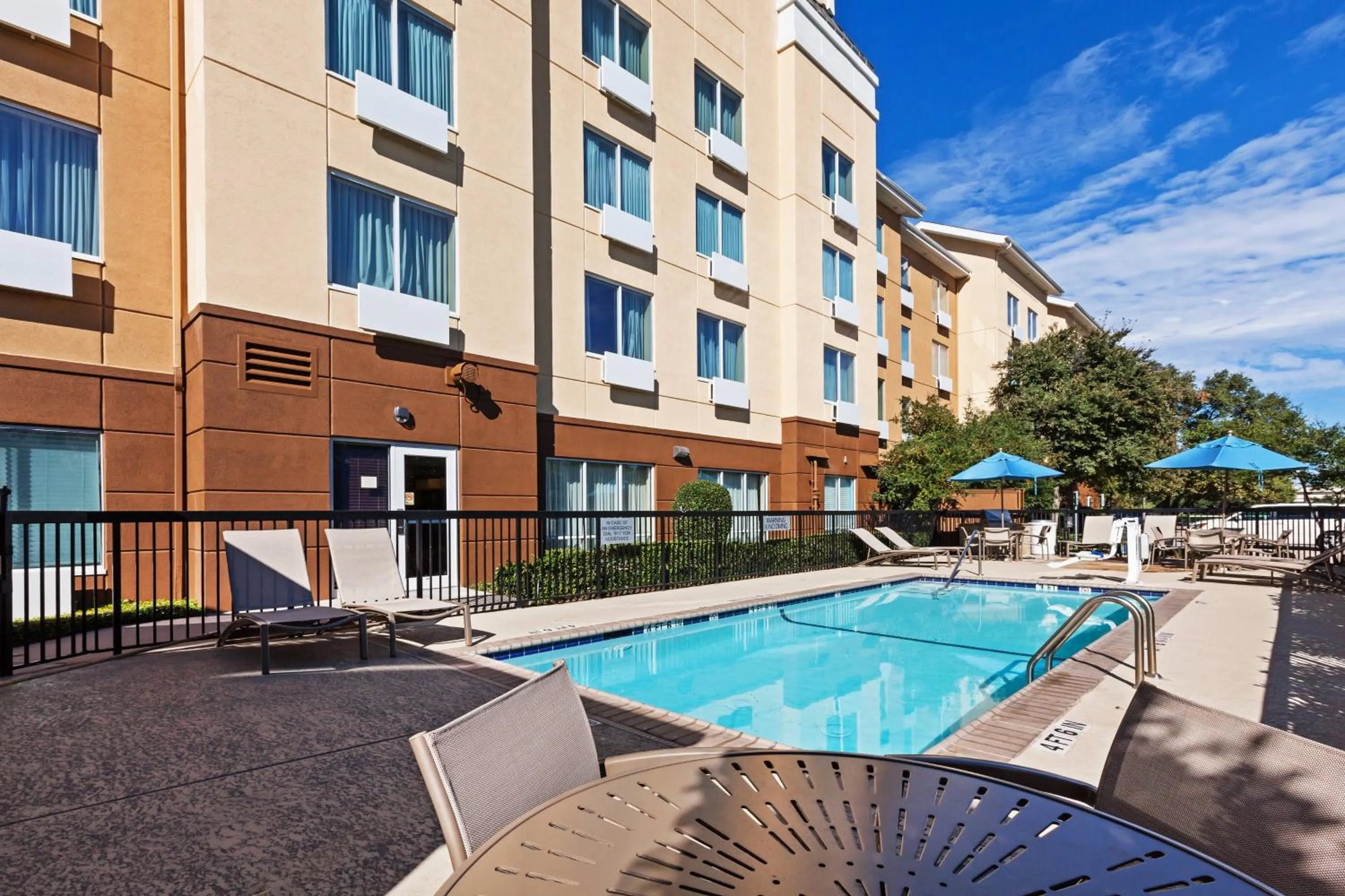 Swimming pool in Fairfield Inn and Suites by Marriott Austin Northwest/The Domain Area