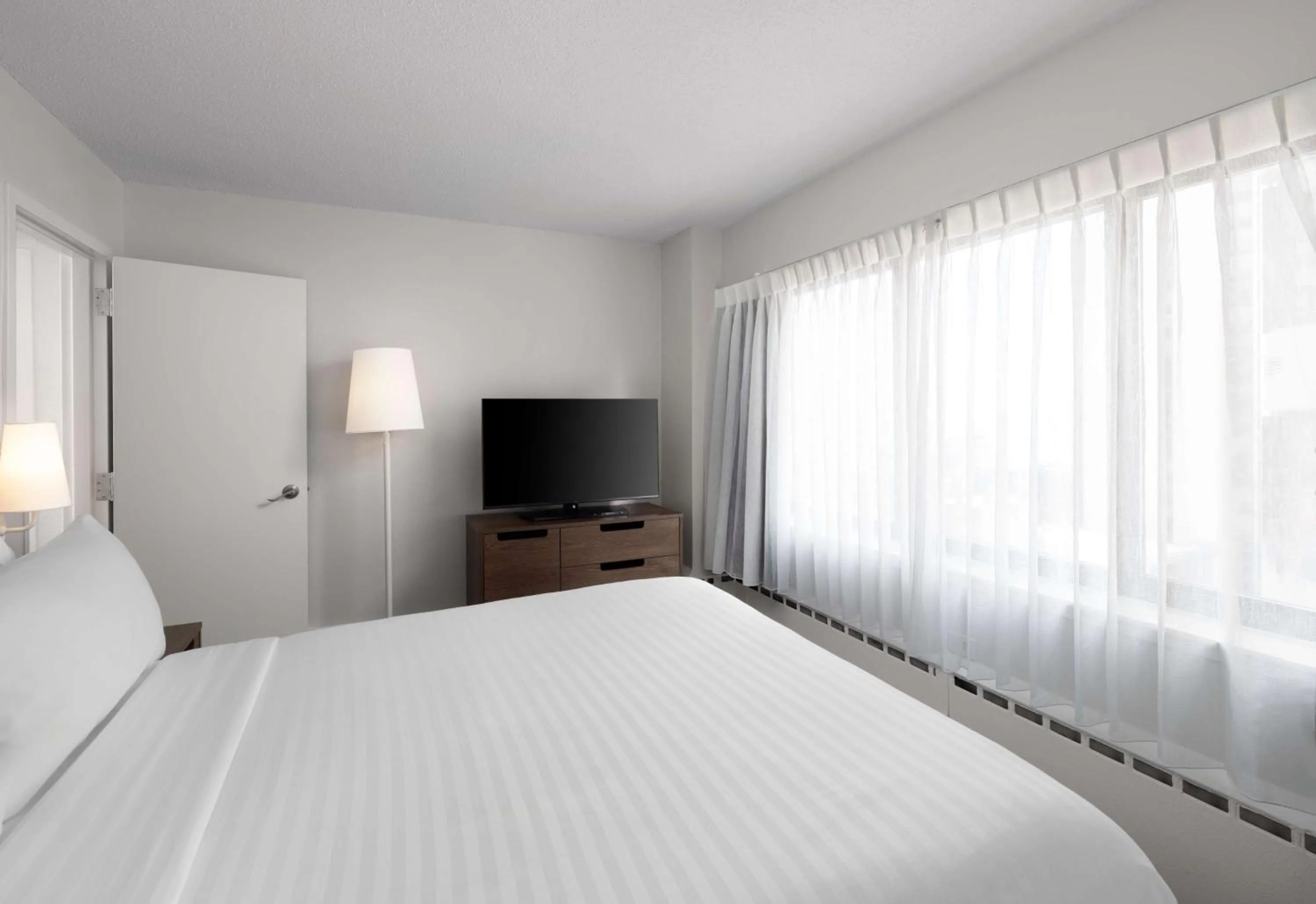 Photo of the whole room, Bed in Sonesta ES Suites Chicago Downtown Magnificent Mile Medical