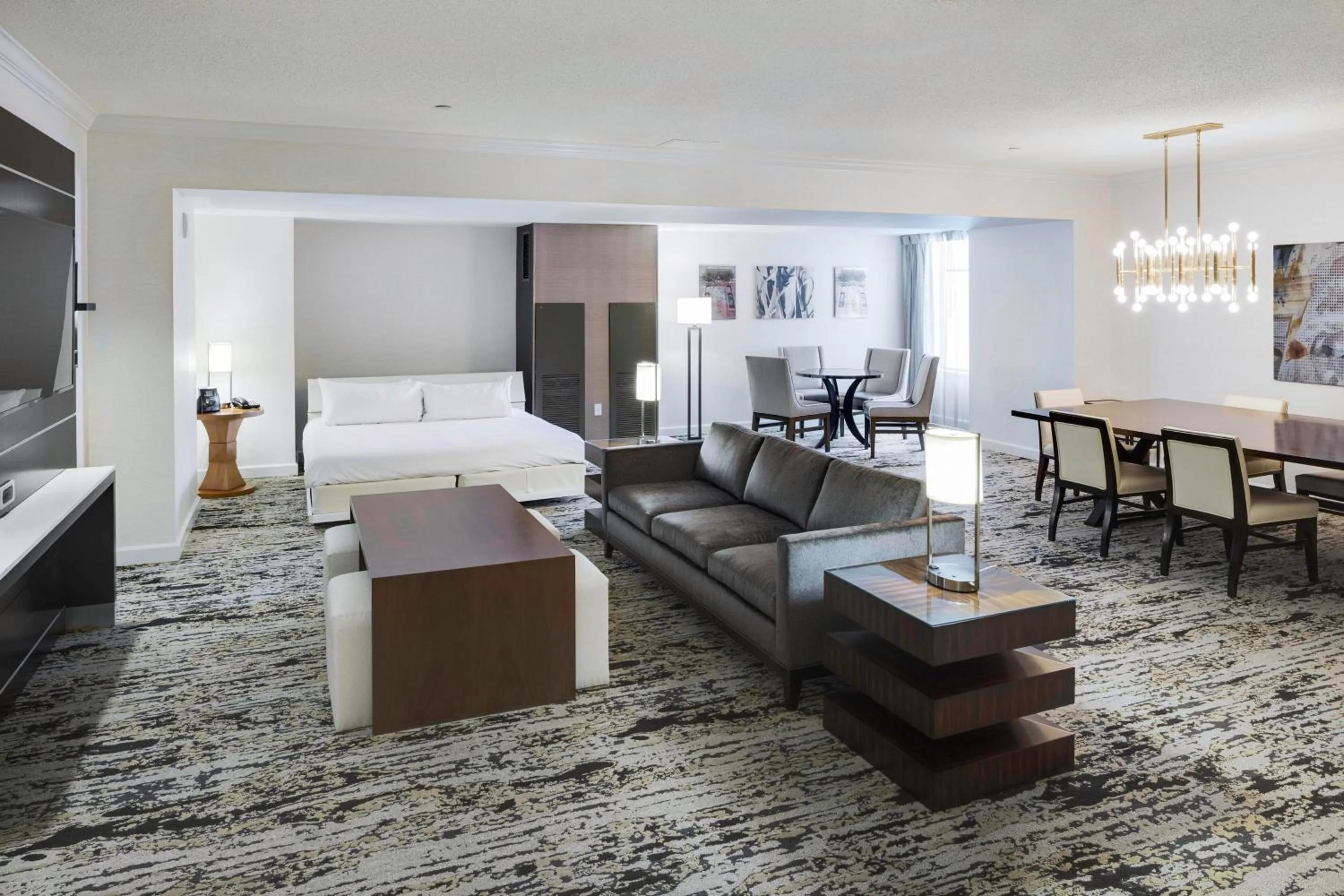 Photo of the whole room, Bed in Hartford Marriott Downtown