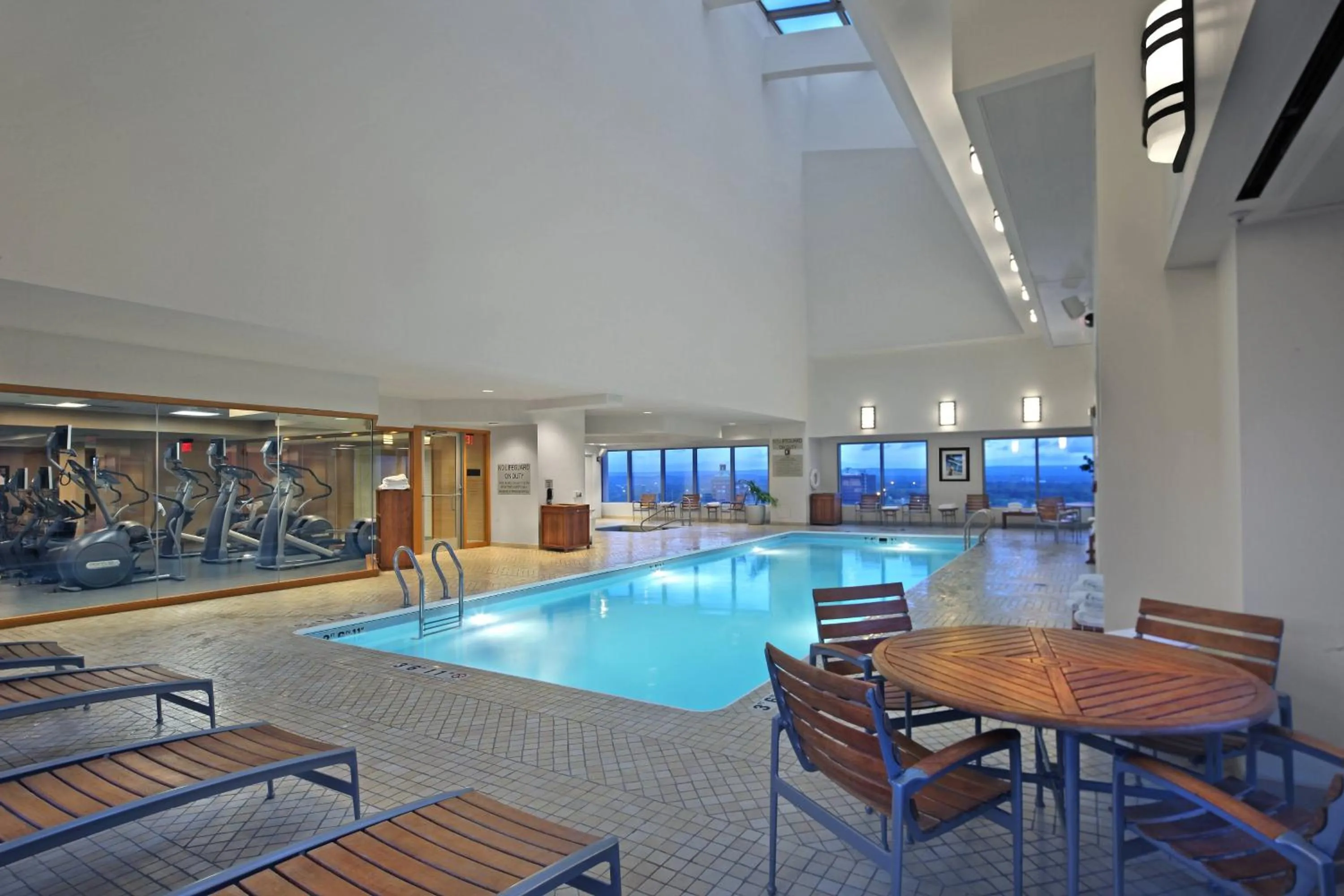 Swimming pool in Hartford Marriott Downtown