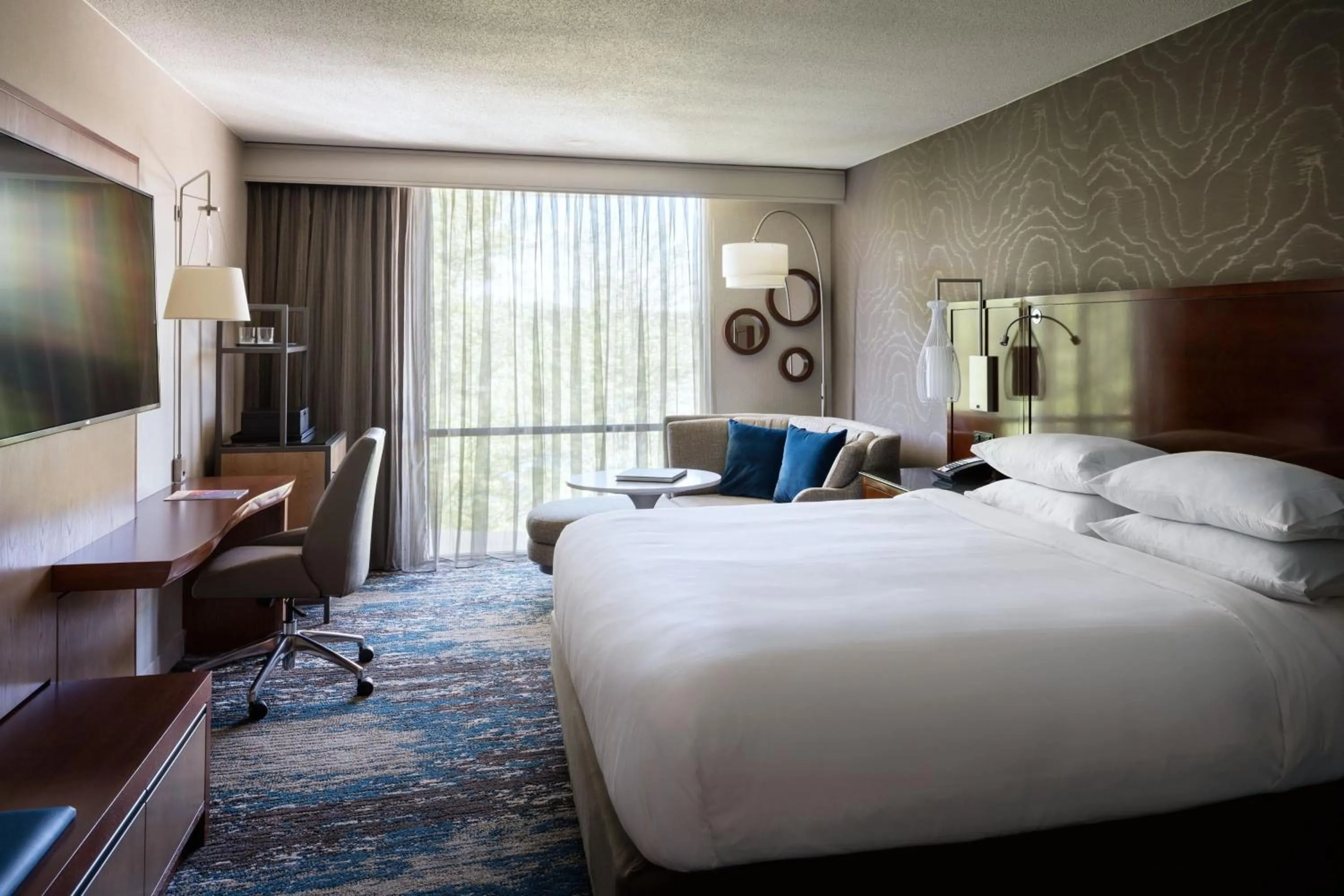 Photo of the whole room, Bed in Boston Marriott Newton