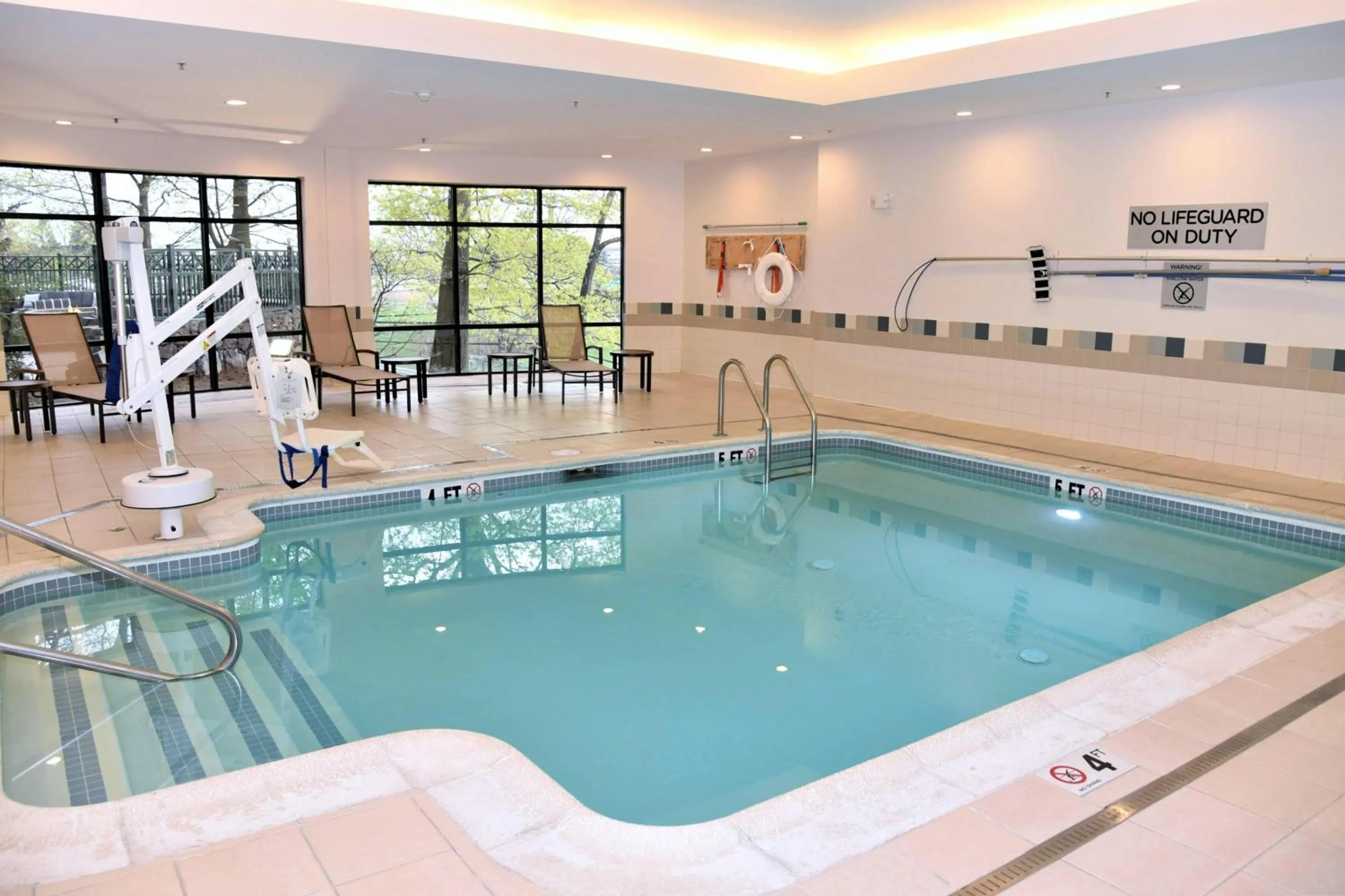 Swimming pool in Courtyard by Marriott Boston Waltham