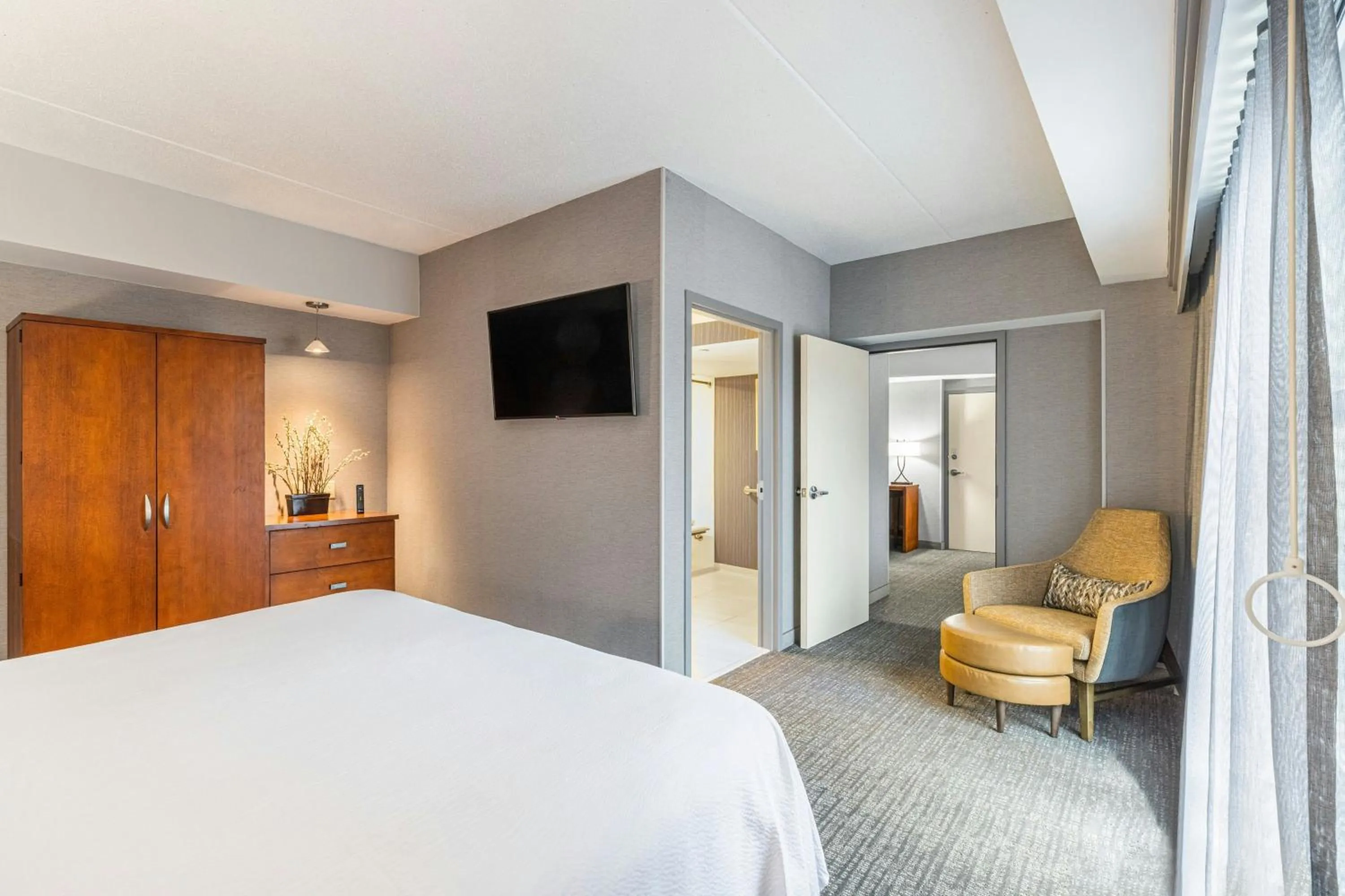 Photo of the whole room, Bed in Courtyard by Marriott Boston Waltham