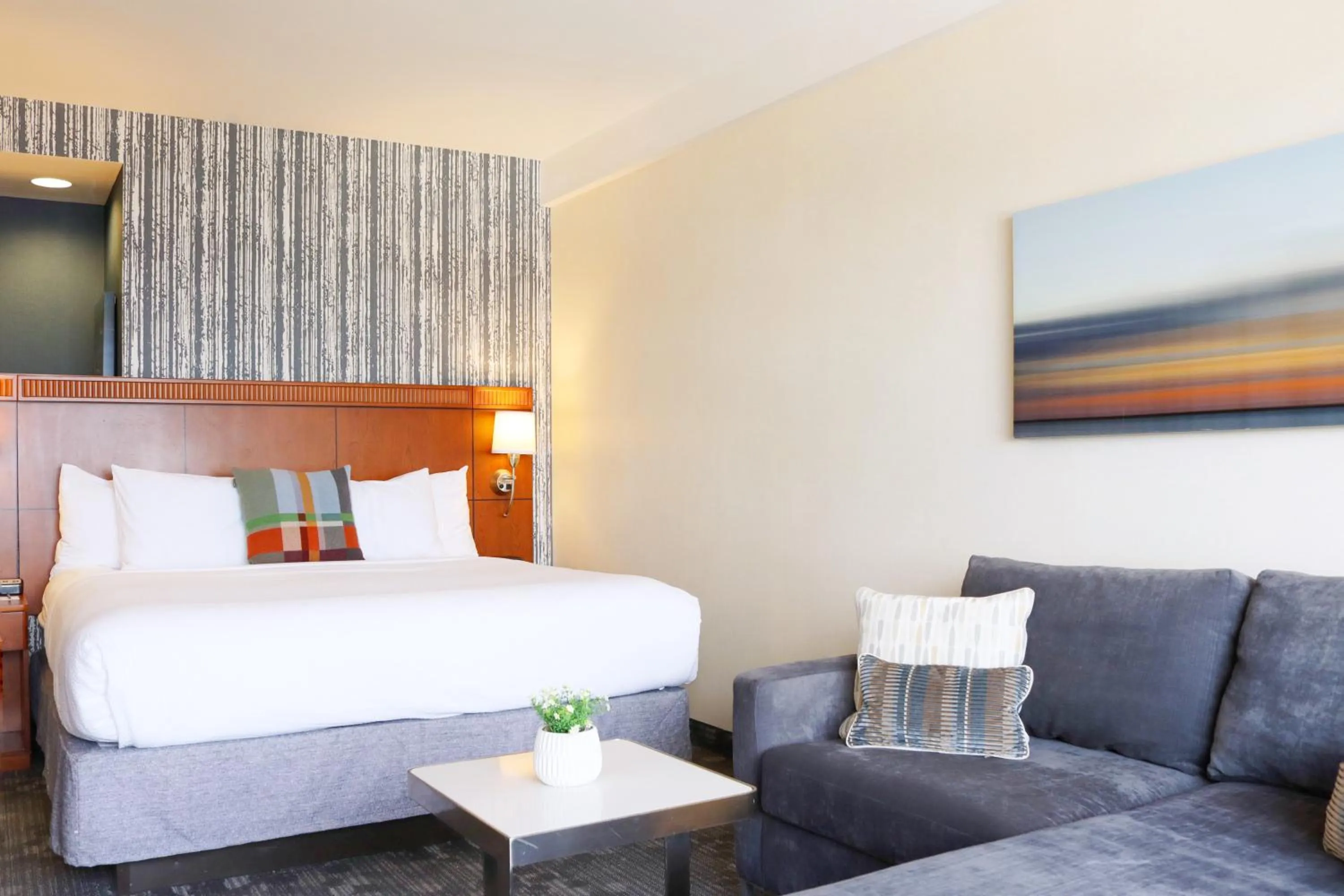 Bedroom, Bed in Courtyard Burlington Harbor