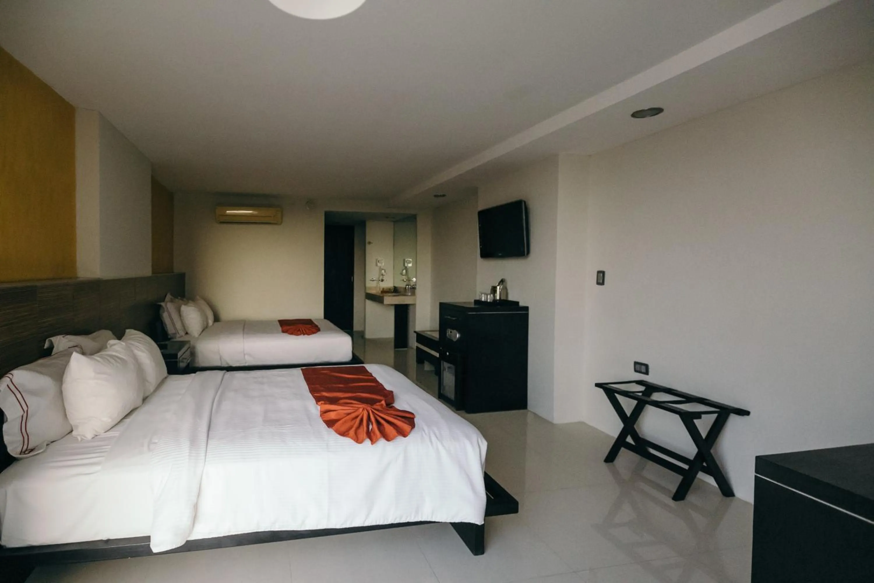 Photo of the whole room, Bed in Hotel El Español Paseo de Montejo