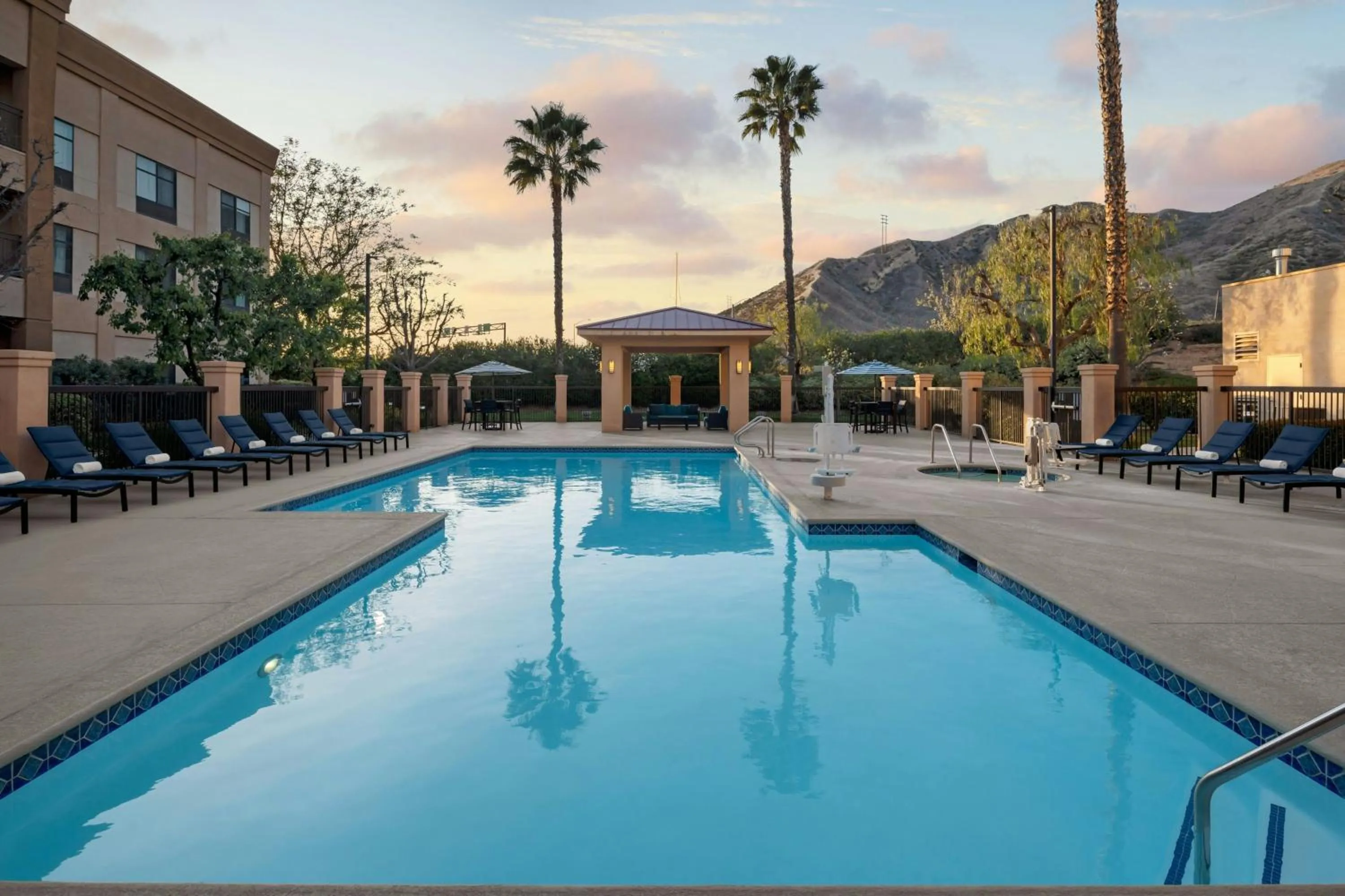 Swimming pool in Courtyard by Marriott Santa Clarita Valencia