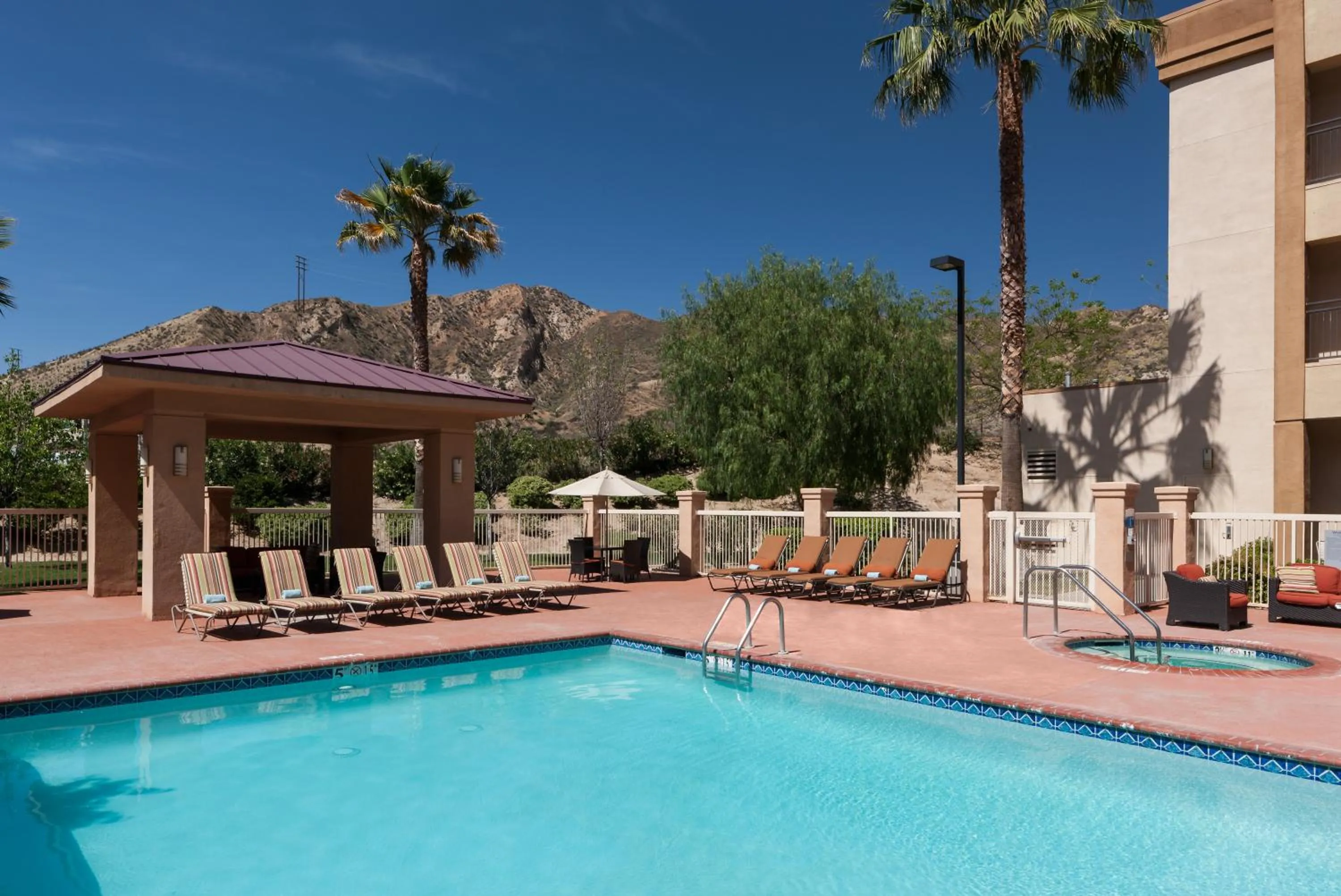 Swimming pool in Courtyard by Marriott Santa Clarita Valencia