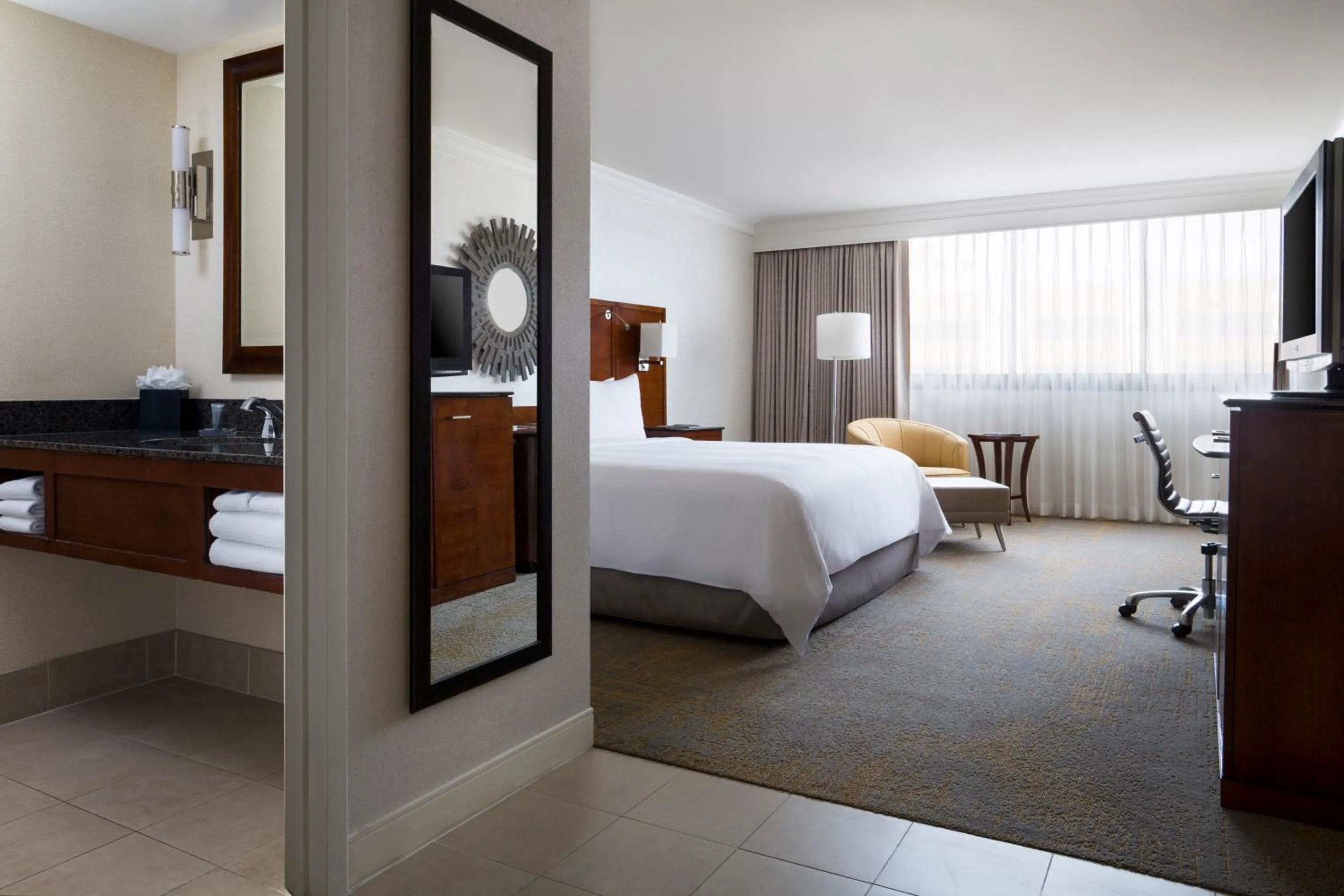 Bedroom, Bed in Los Angeles Marriott Burbank Airport