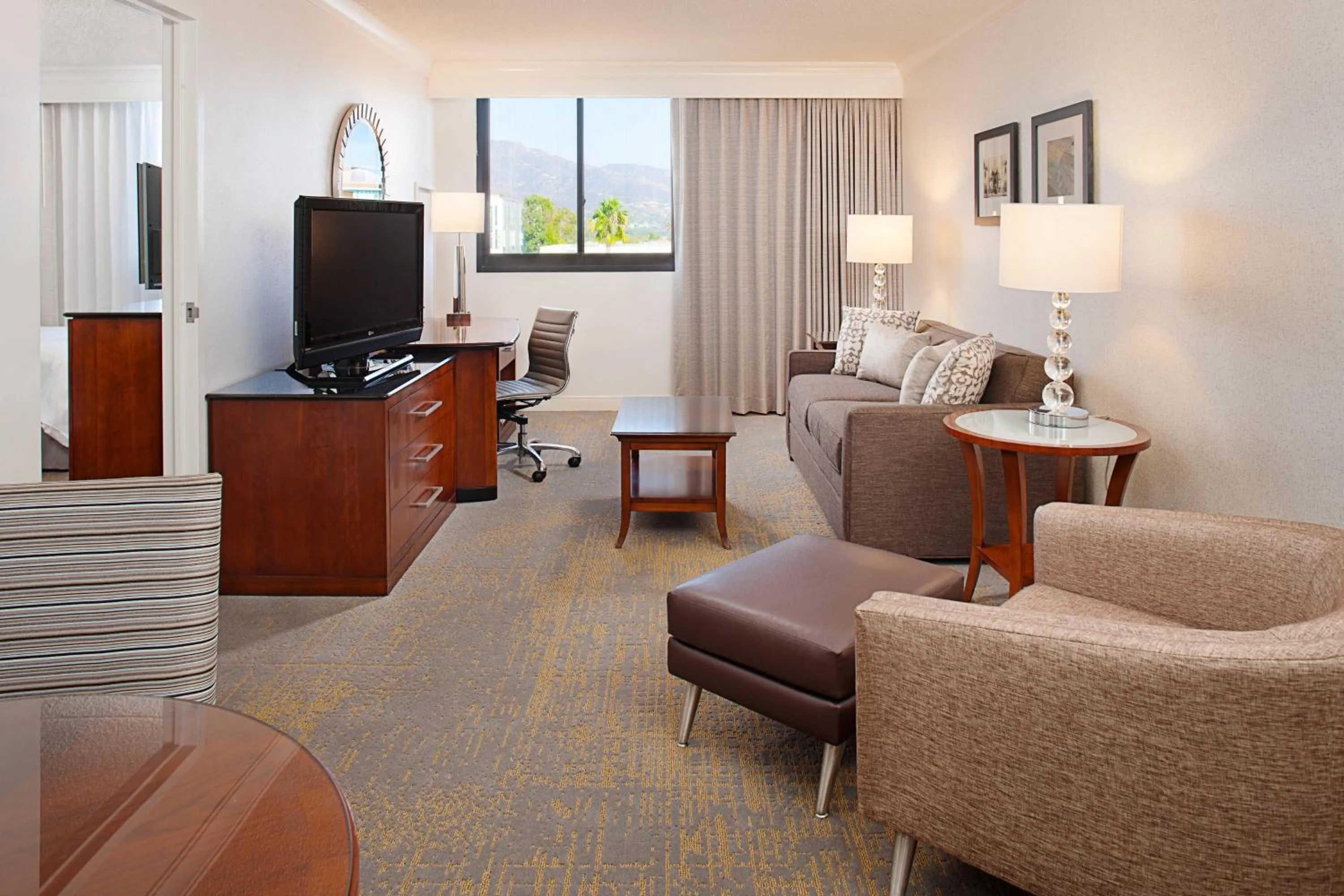 Living room in Los Angeles Marriott Burbank Airport