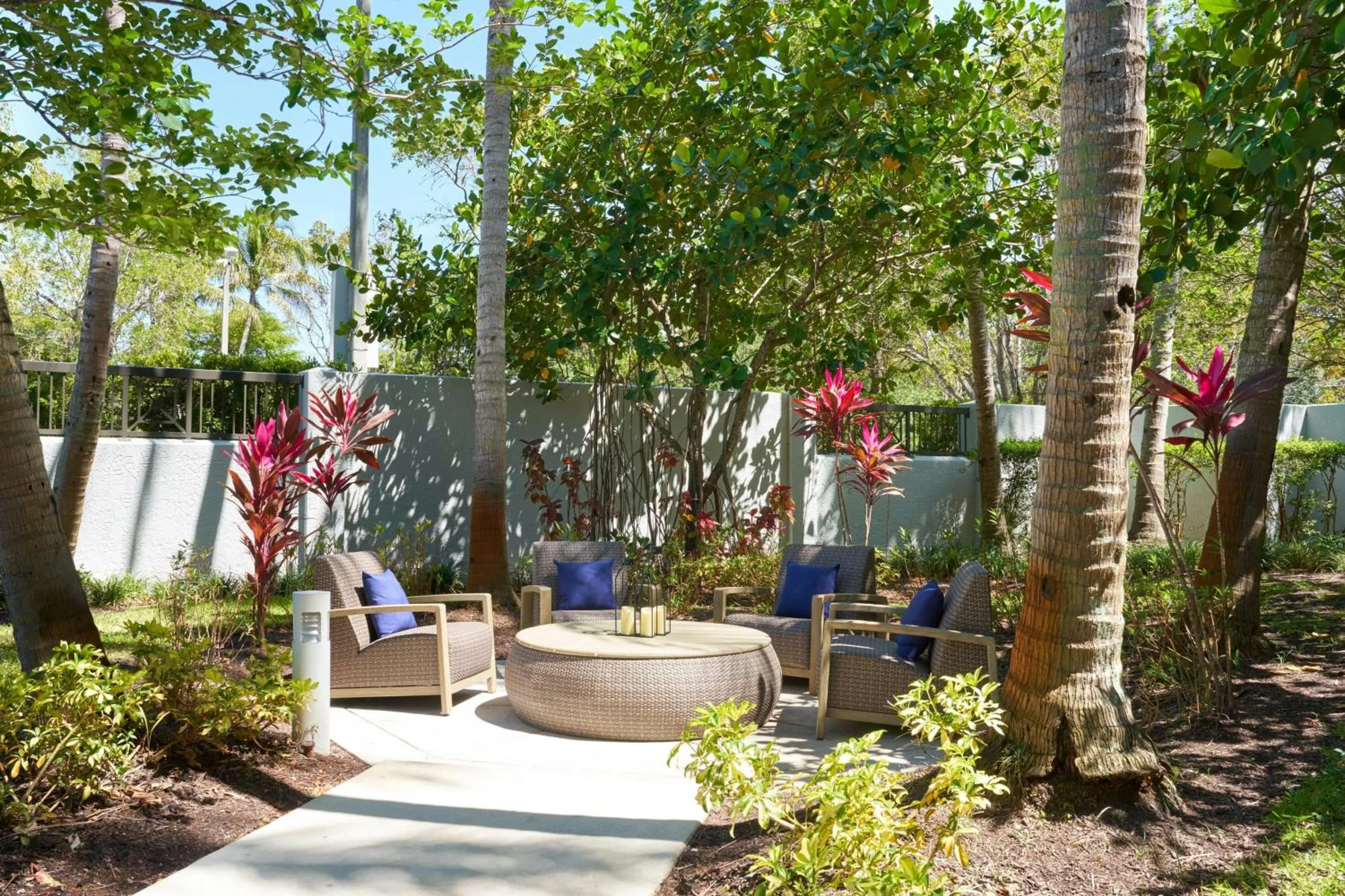 Living room in Courtyard by Marriott Fort Lauderdale Weston