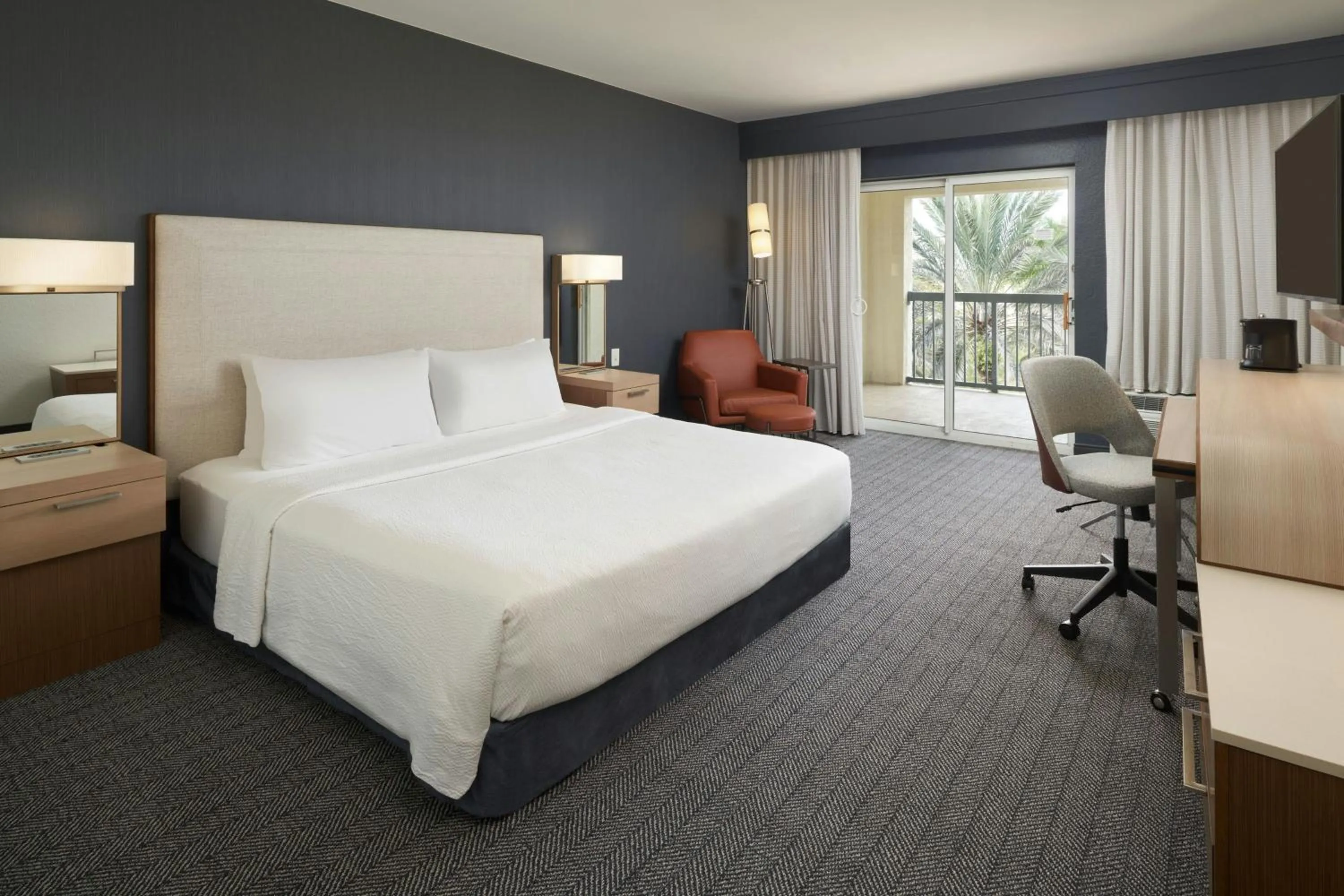 Photo of the whole room, Bed in Courtyard by Marriott Fort Lauderdale Weston
