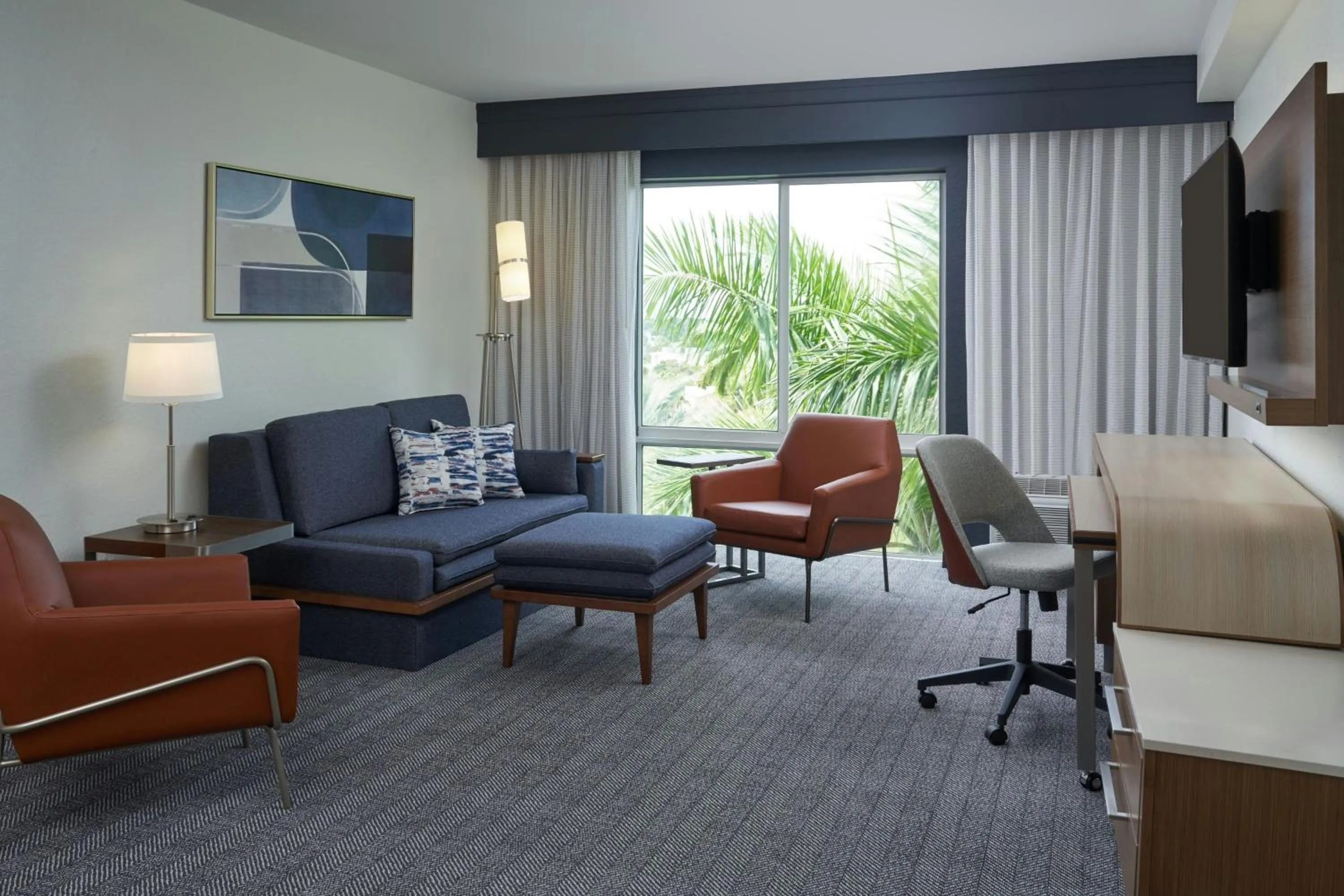 Living room in Courtyard by Marriott Fort Lauderdale Weston