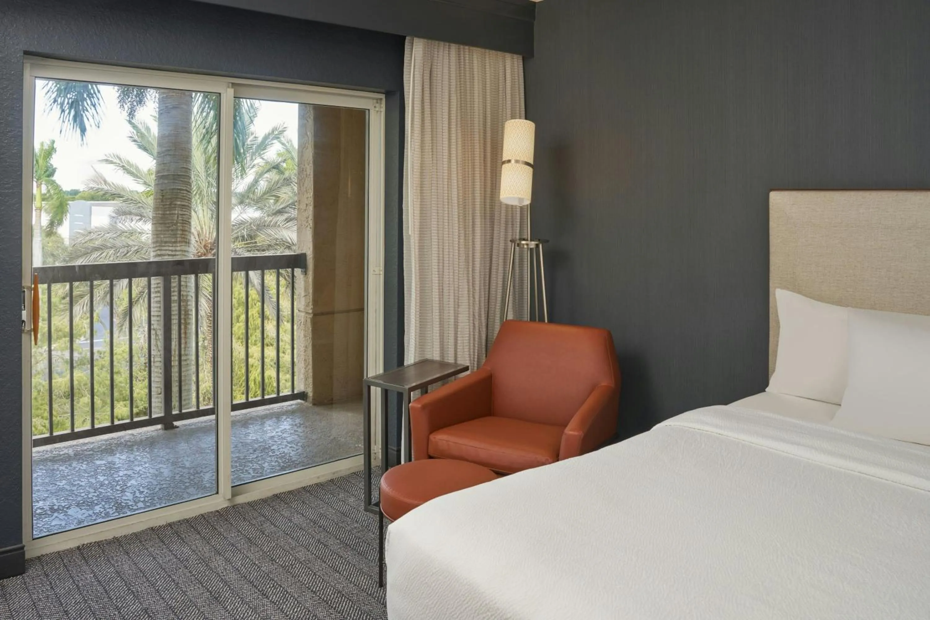 Photo of the whole room, Bed in Courtyard by Marriott Fort Lauderdale Weston