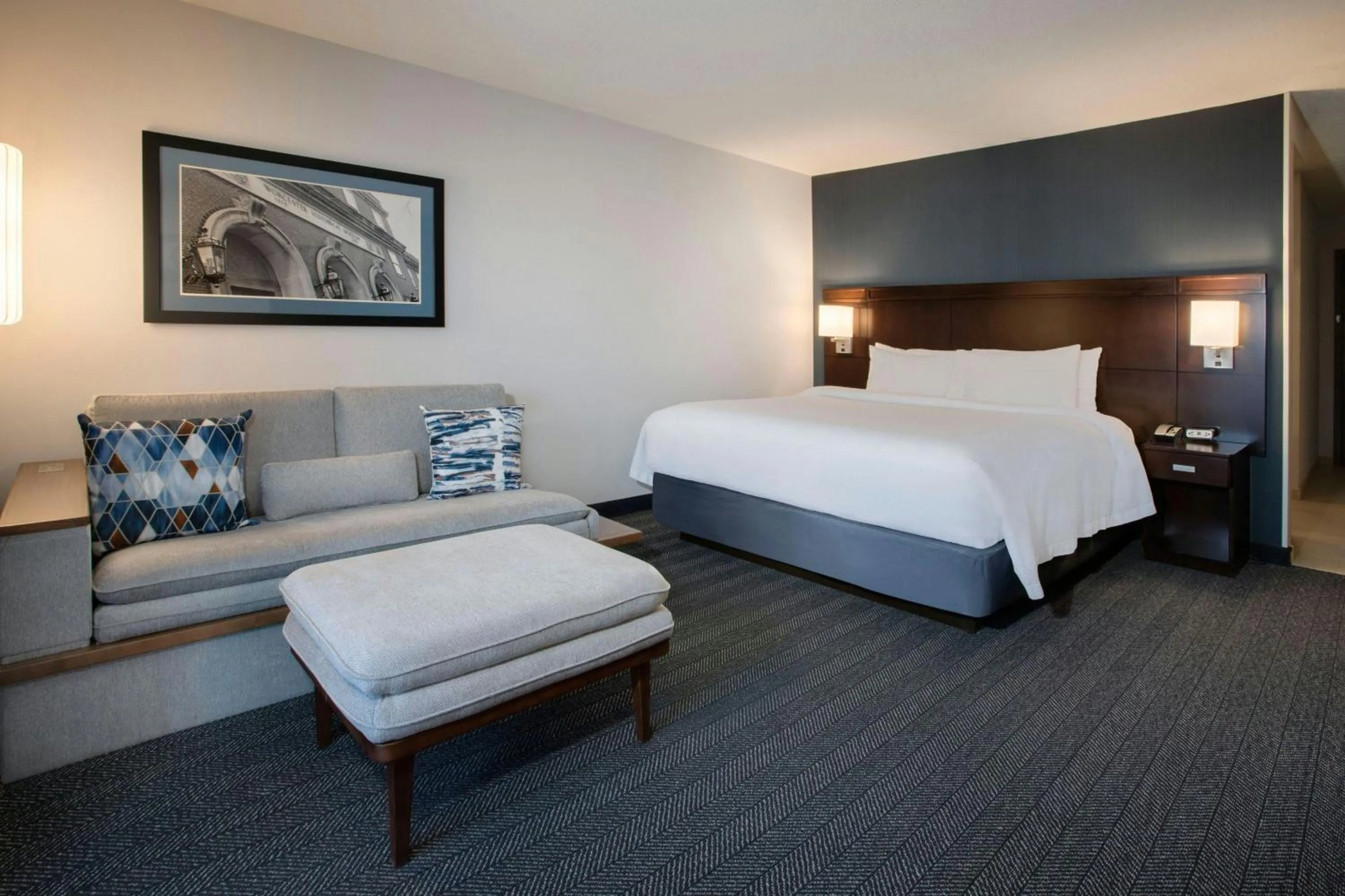 Photo of the whole room, Bed in Courtyard Worcester