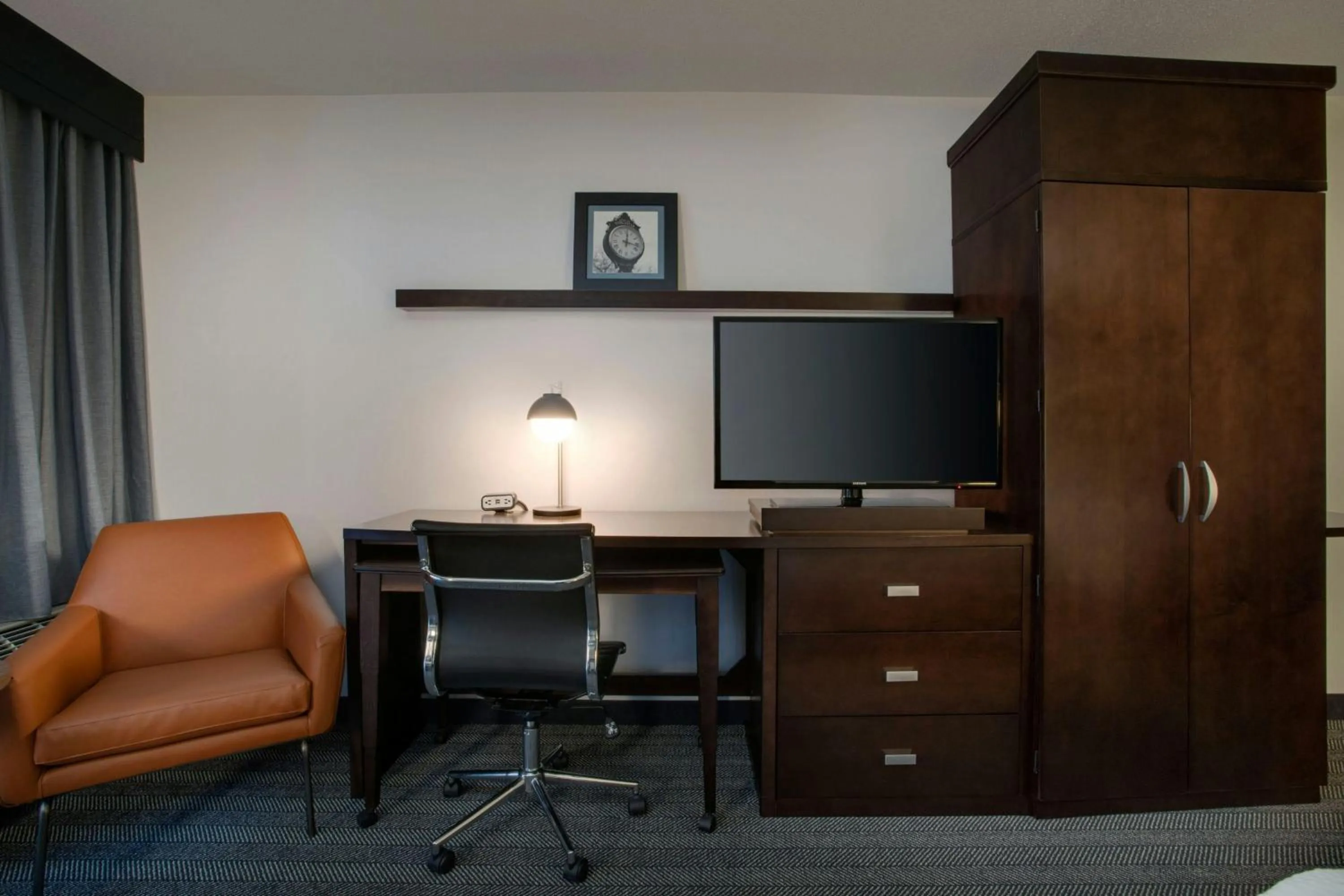 Photo of the whole room in Courtyard Worcester