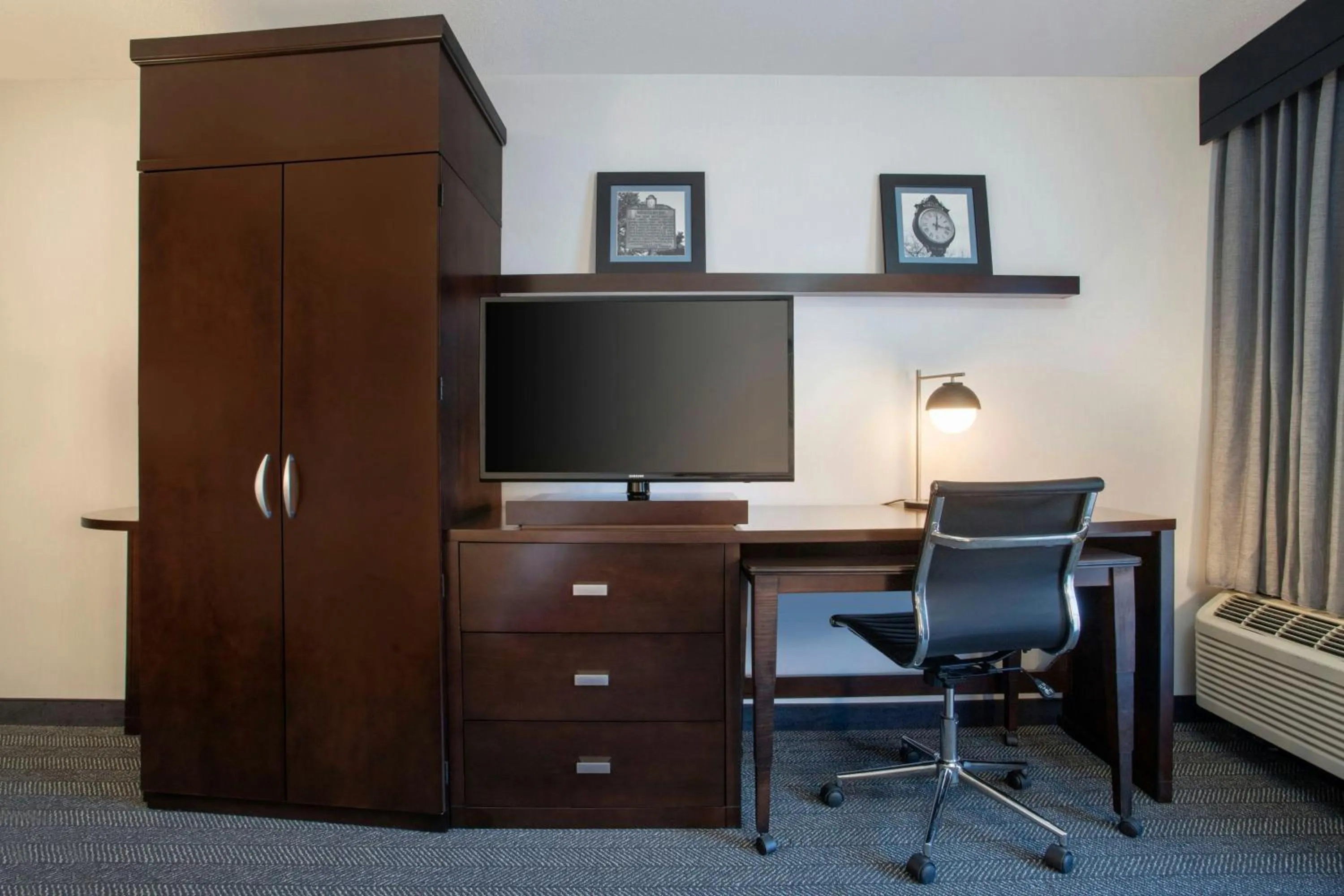 Photo of the whole room in Courtyard Worcester