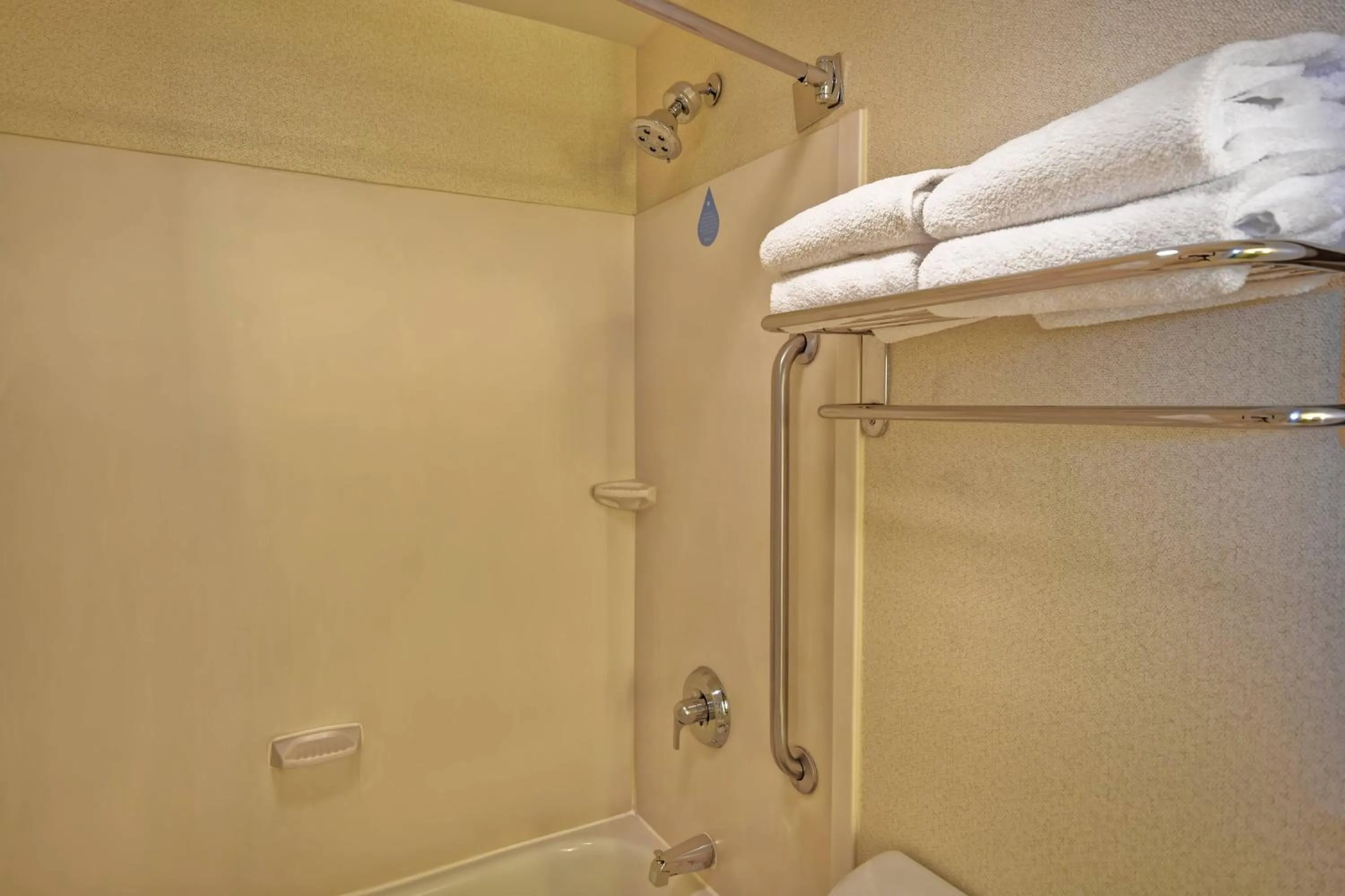 Bathroom in SpringHill Suites by Marriott Baltimore BWI Airport