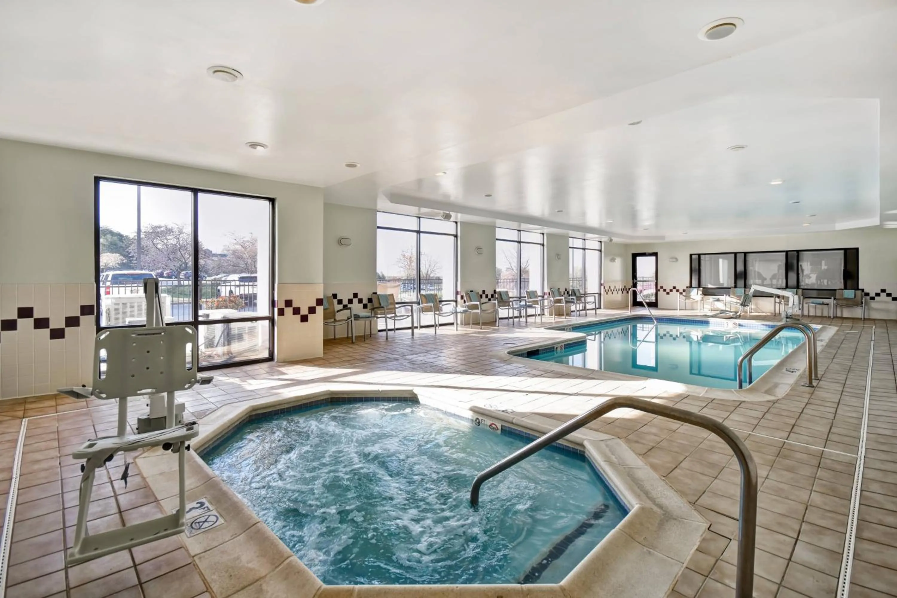 Swimming pool in SpringHill Suites by Marriott Baltimore BWI Airport