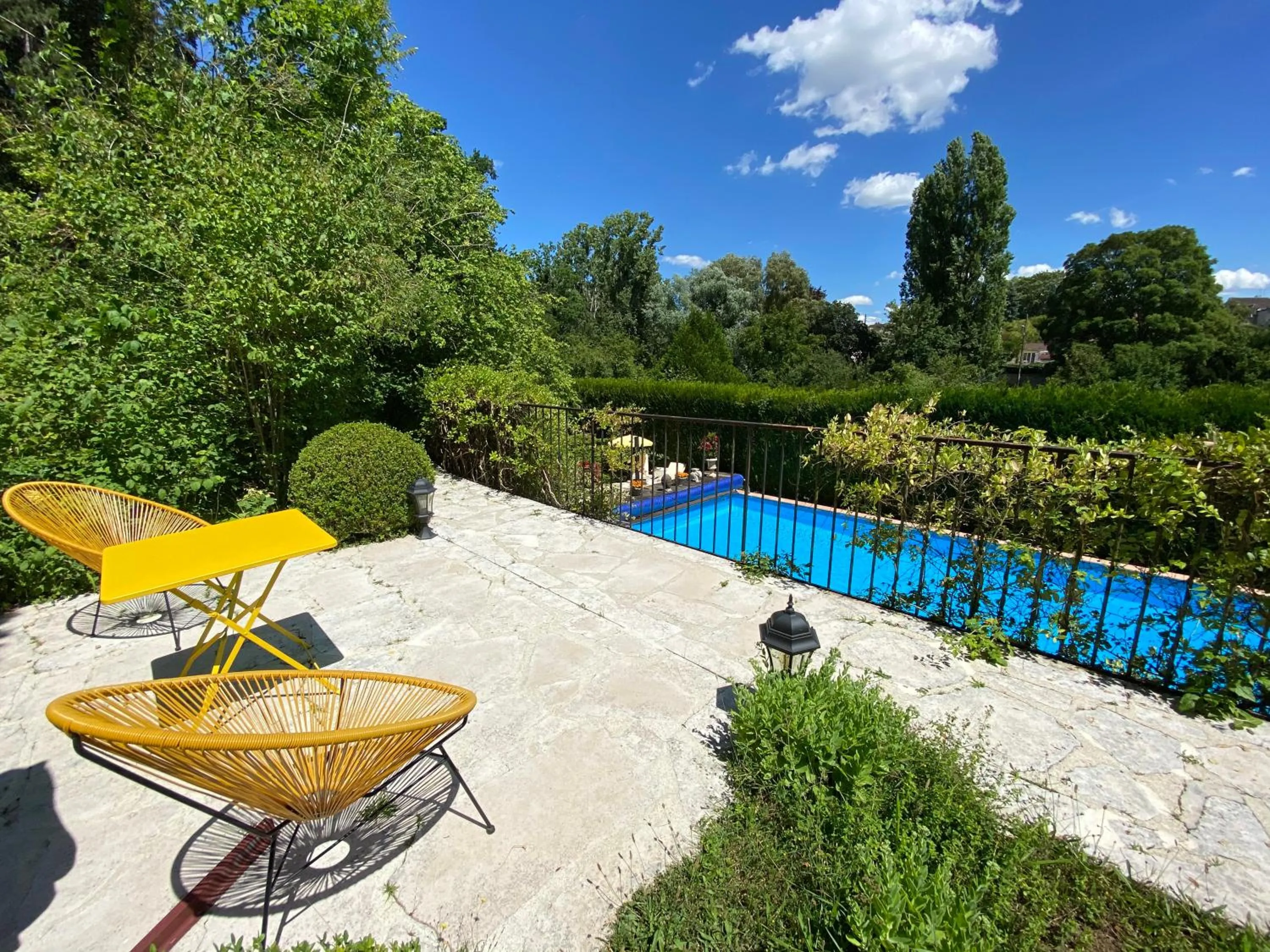 Patio in Manoir des Cavaliers - BnB