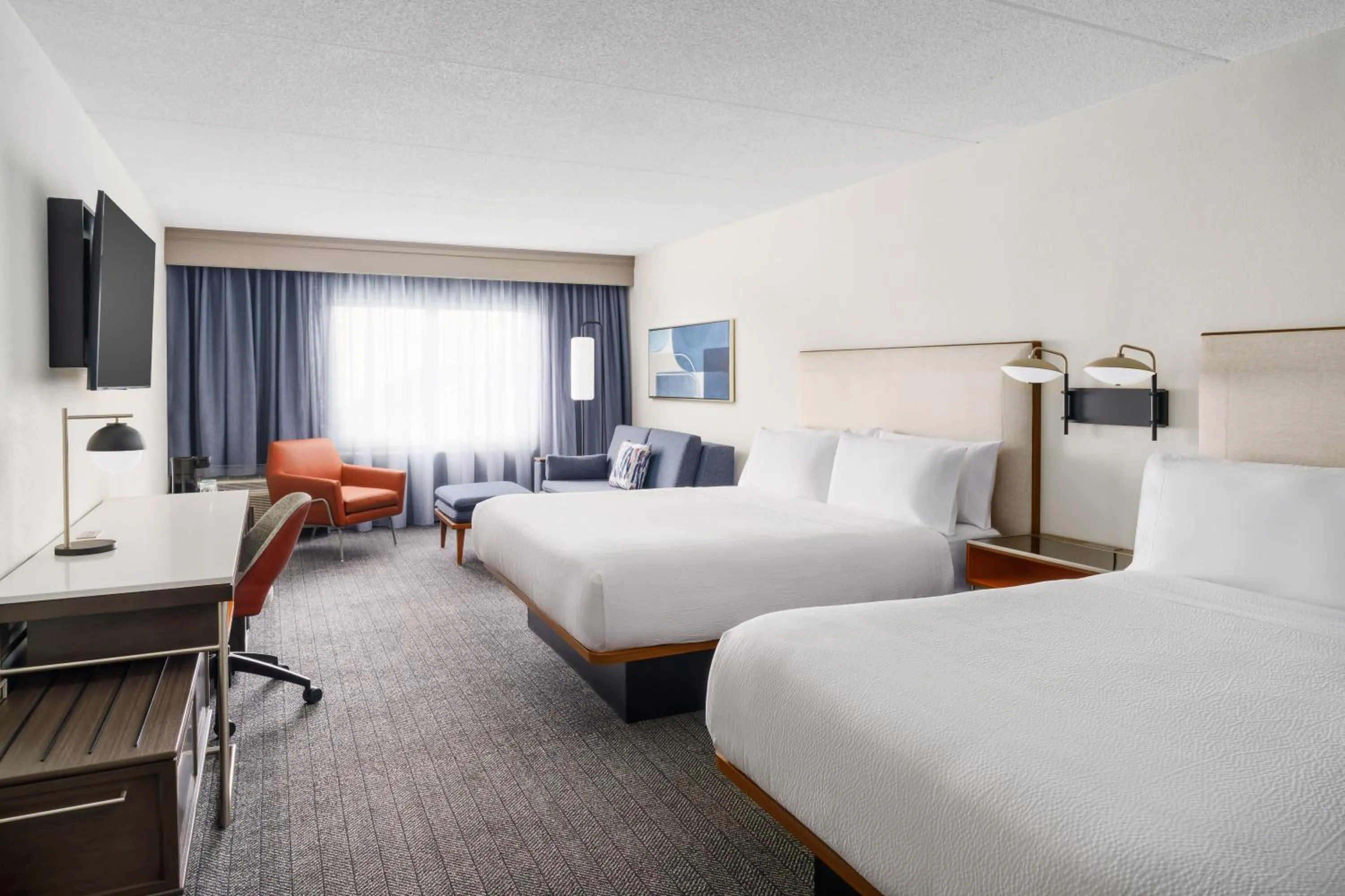 Photo of the whole room, Bed in Courtyard Chicago Midway Airport