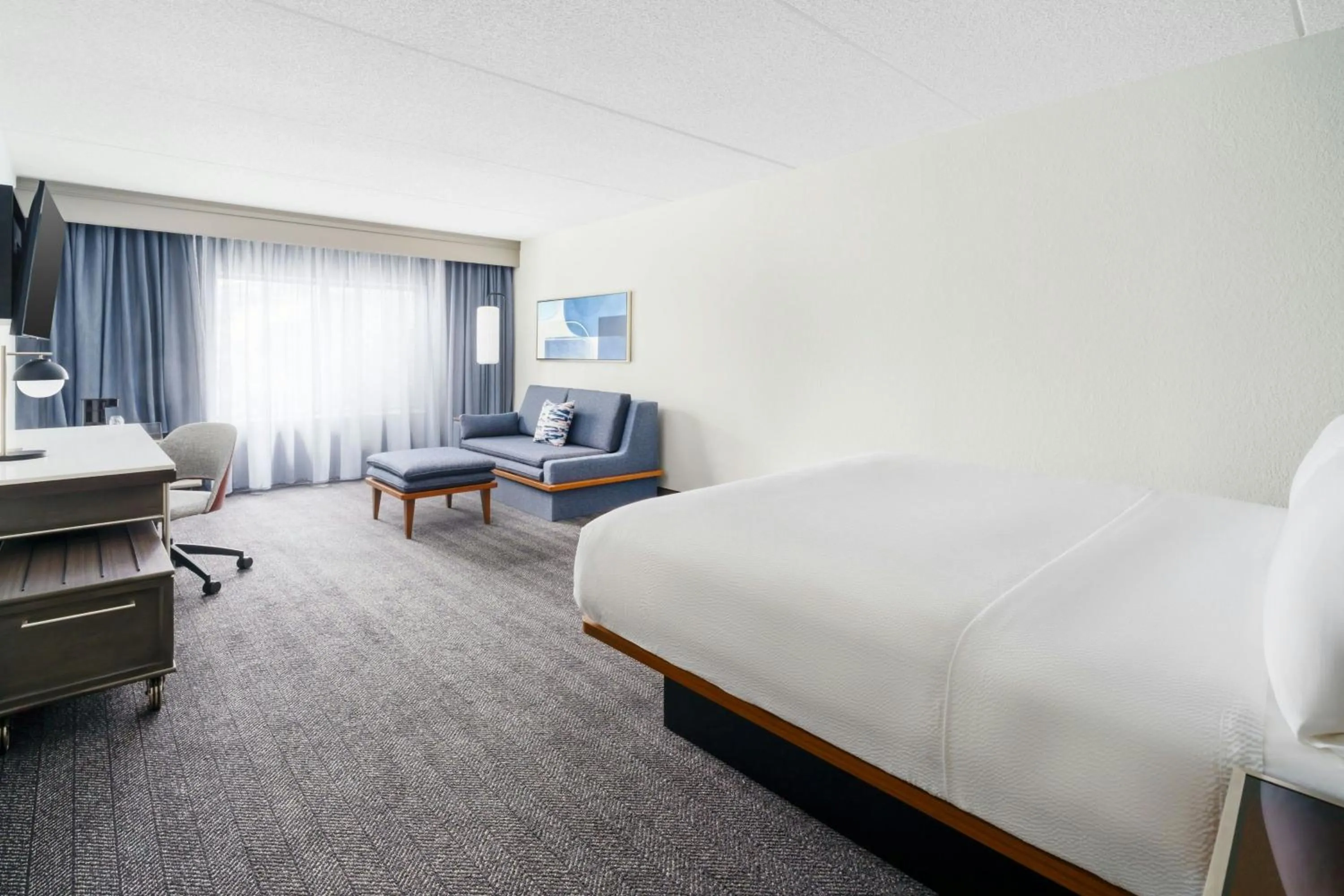 Photo of the whole room, Bed in Courtyard Chicago Midway Airport