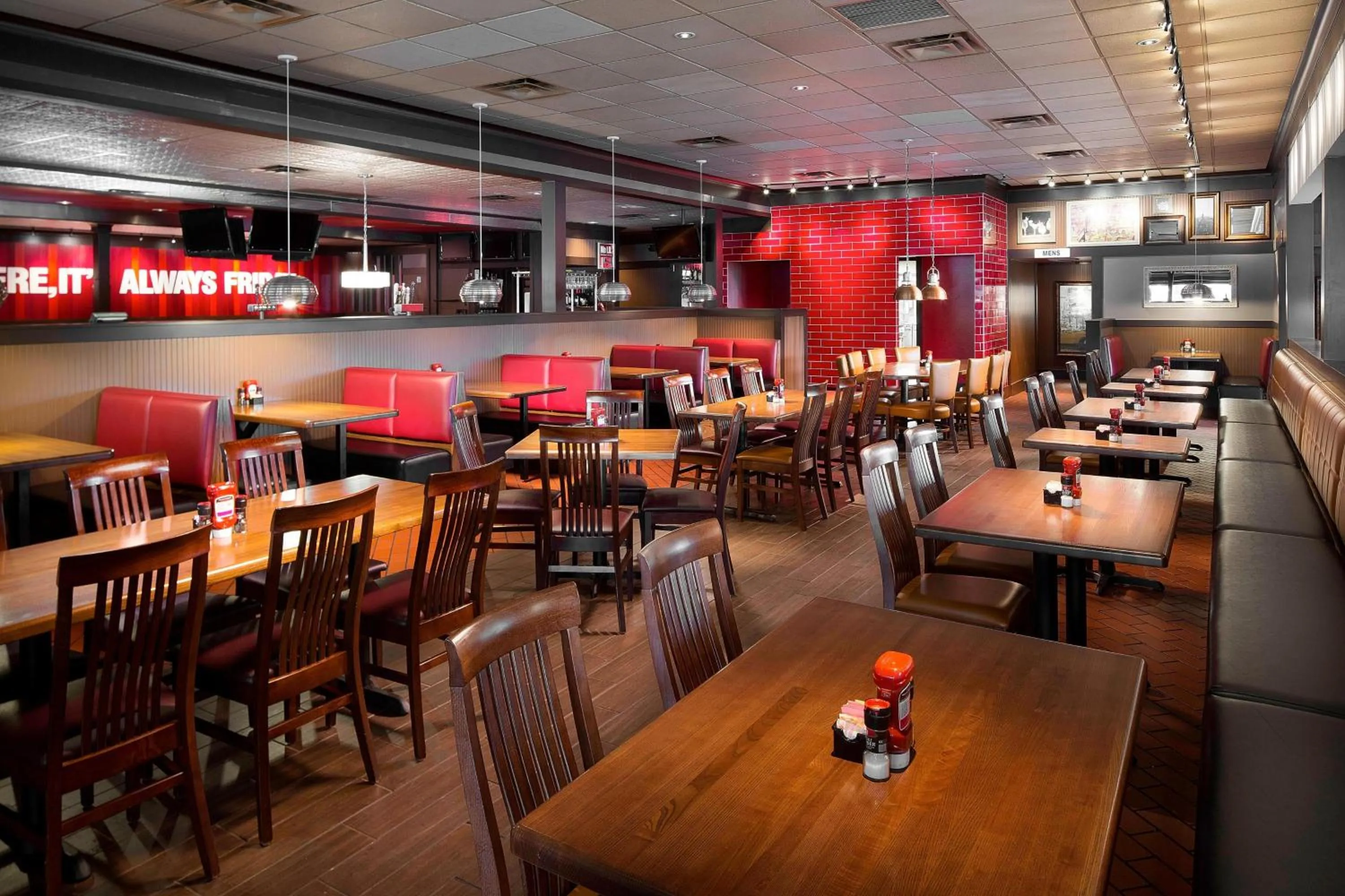 Restaurant/places to eat in Courtyard Chicago Midway Airport