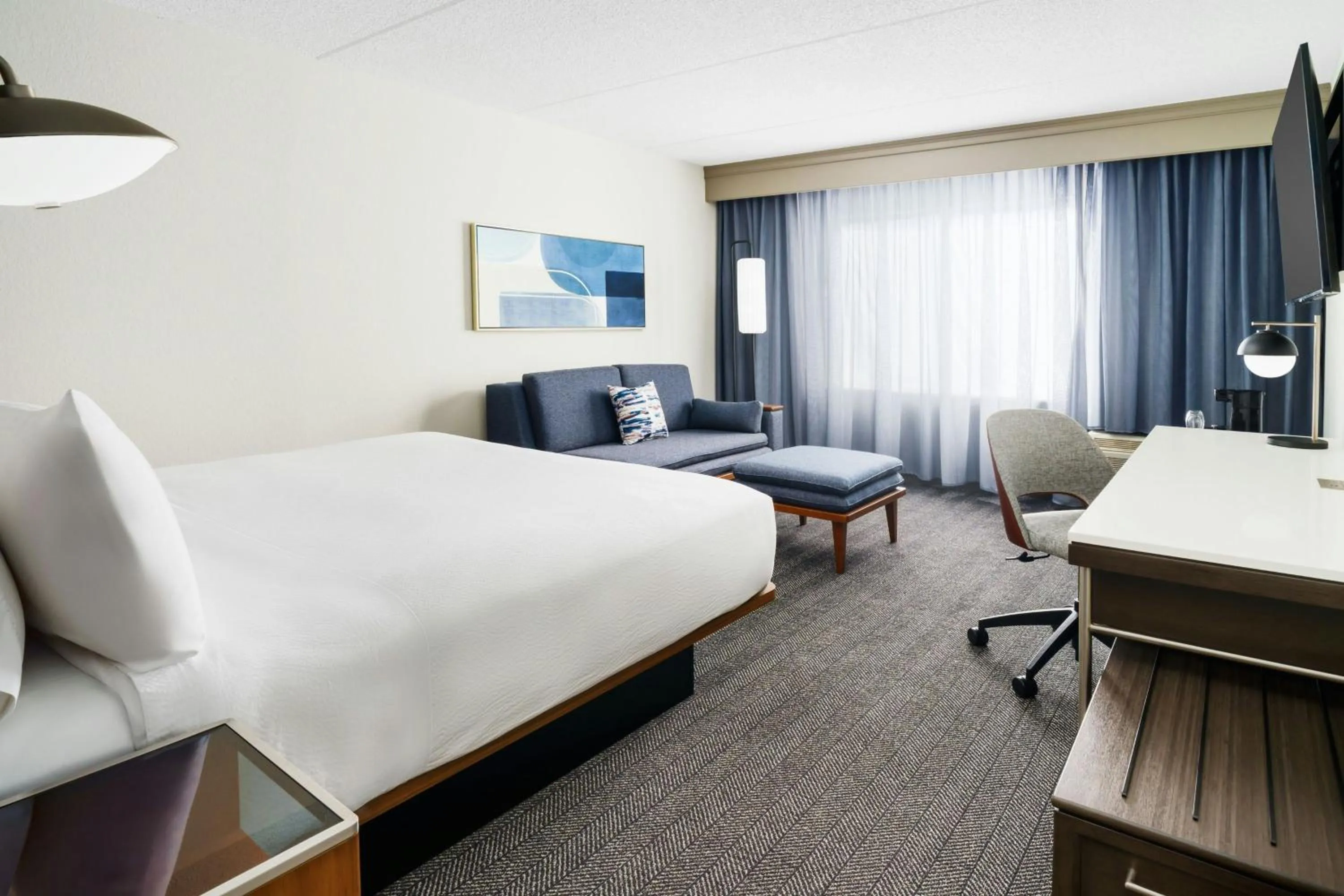 Photo of the whole room, Bed in Courtyard Chicago Midway Airport