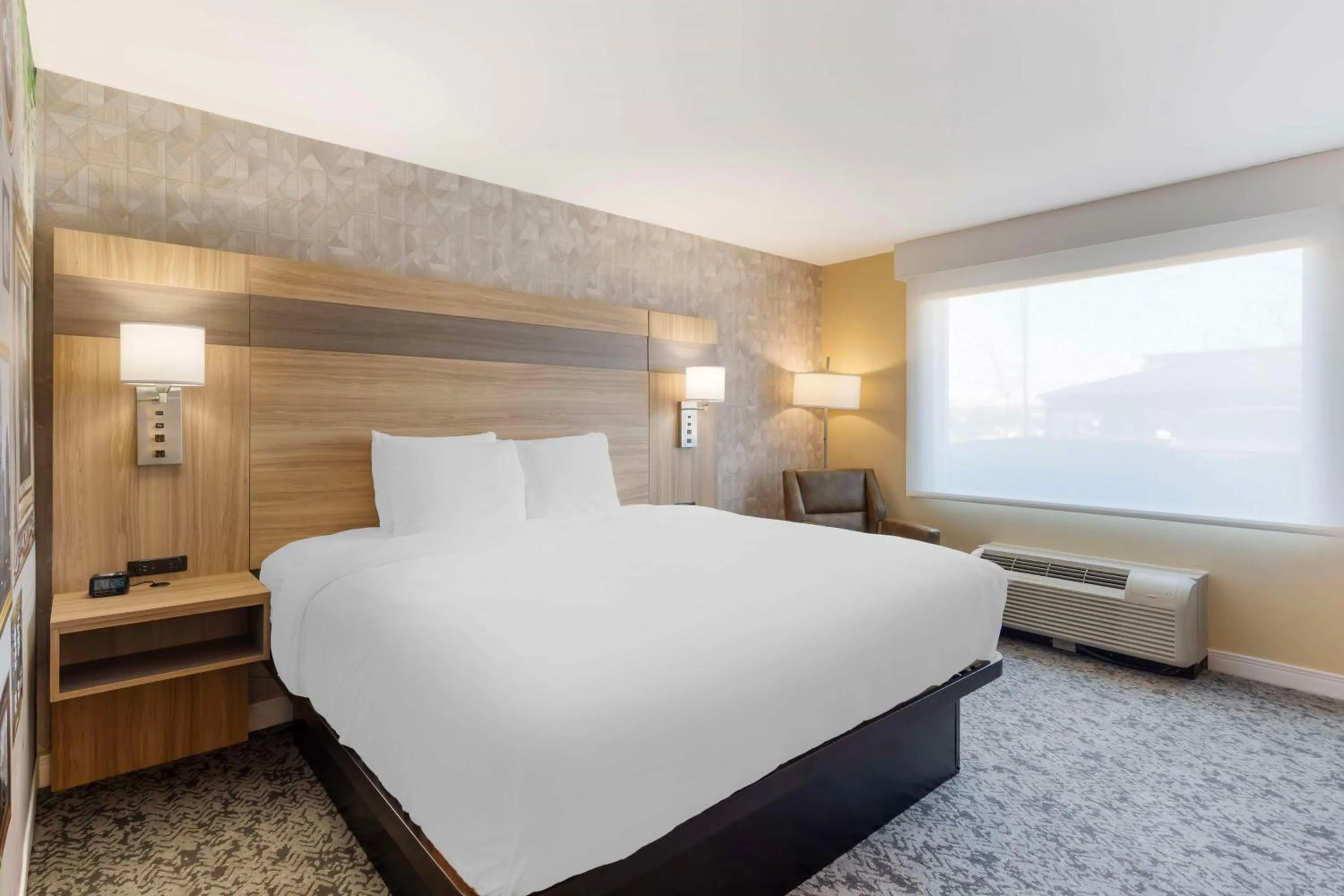 Bedroom, Bed in Best Western Glenview - Chicagoland Inn and Suites