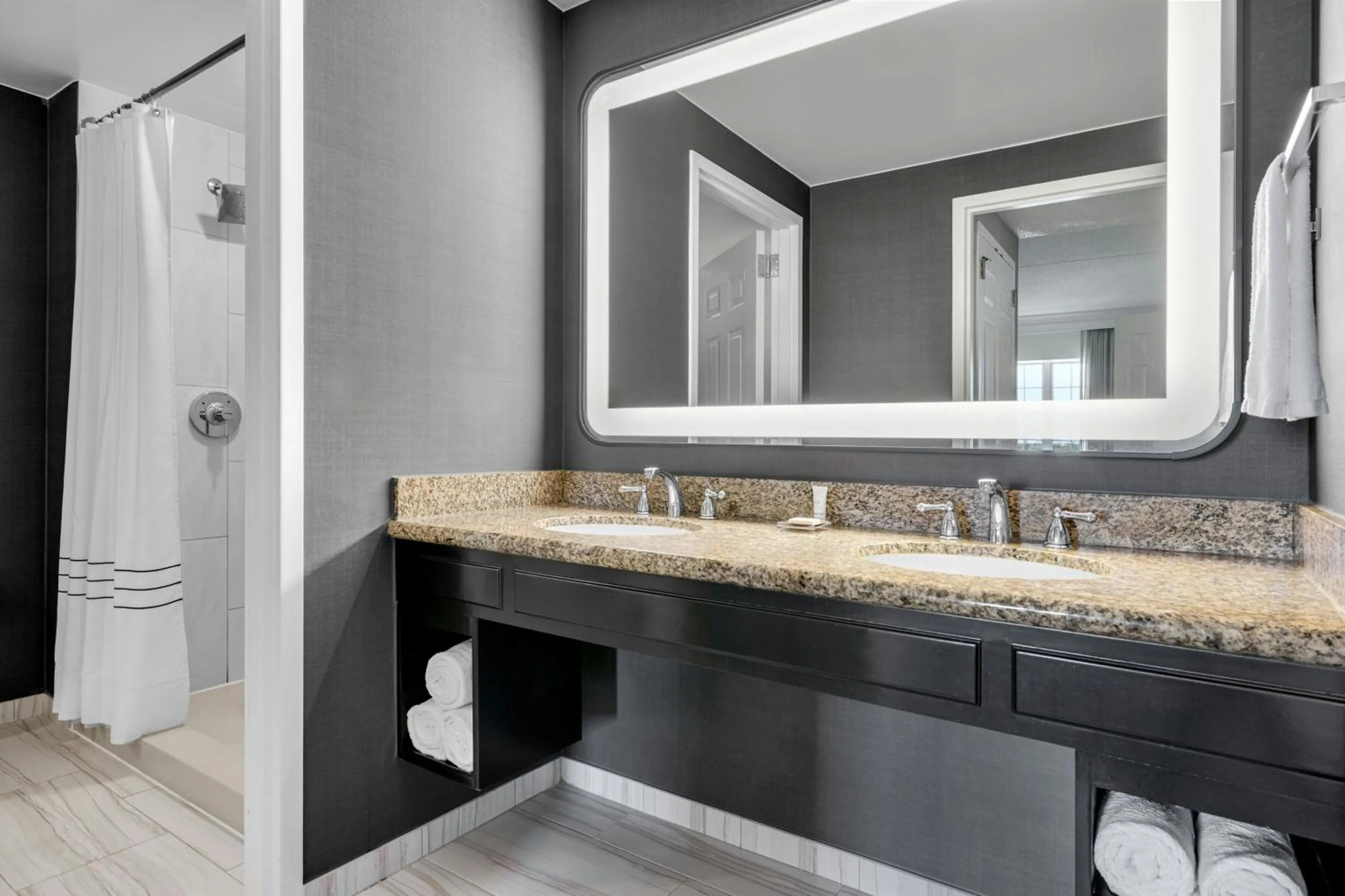 Bathroom in Chicago Marriott Midway