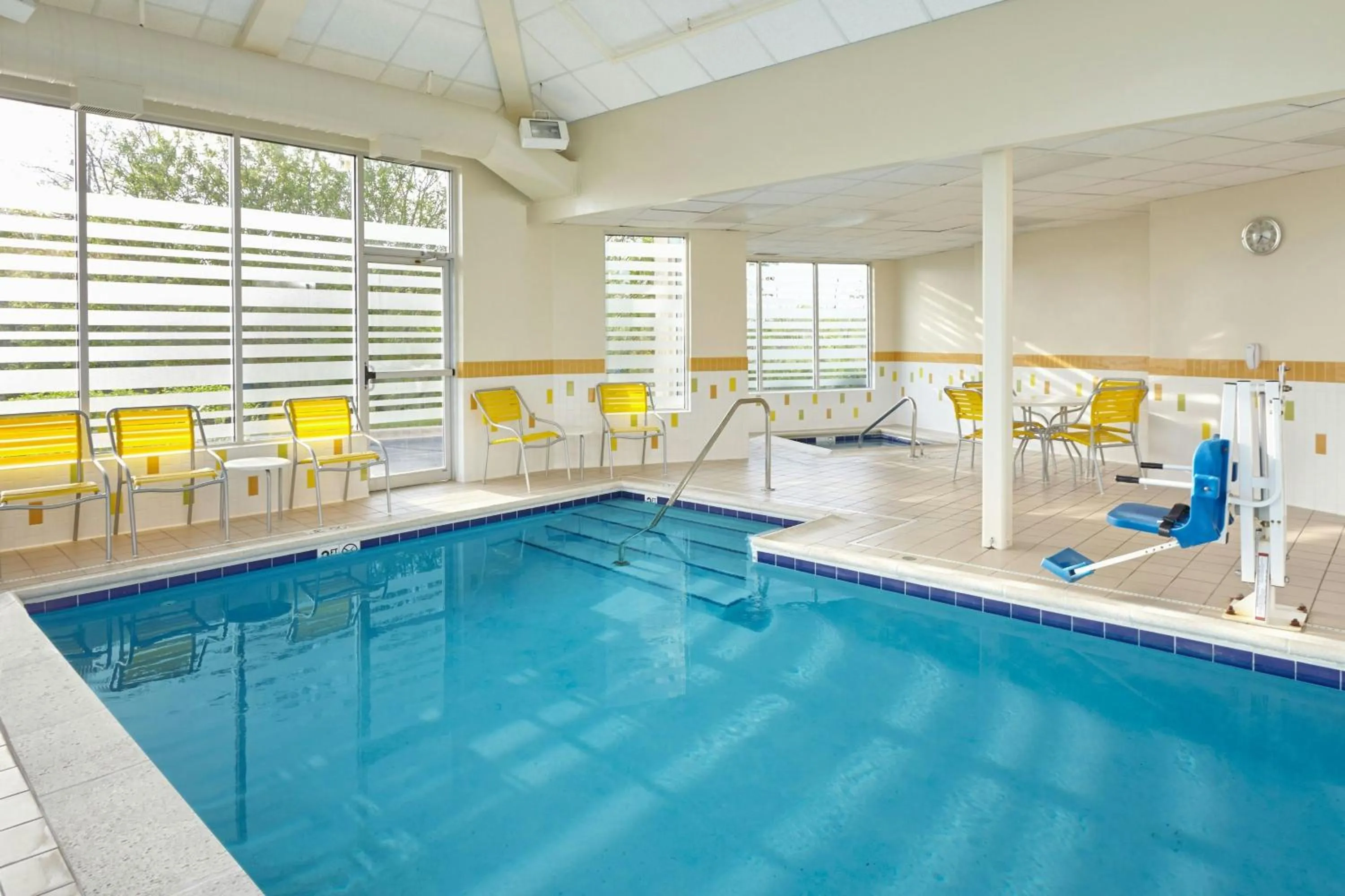 Swimming pool in Fairfield Inn and Suites Chicago Lombard