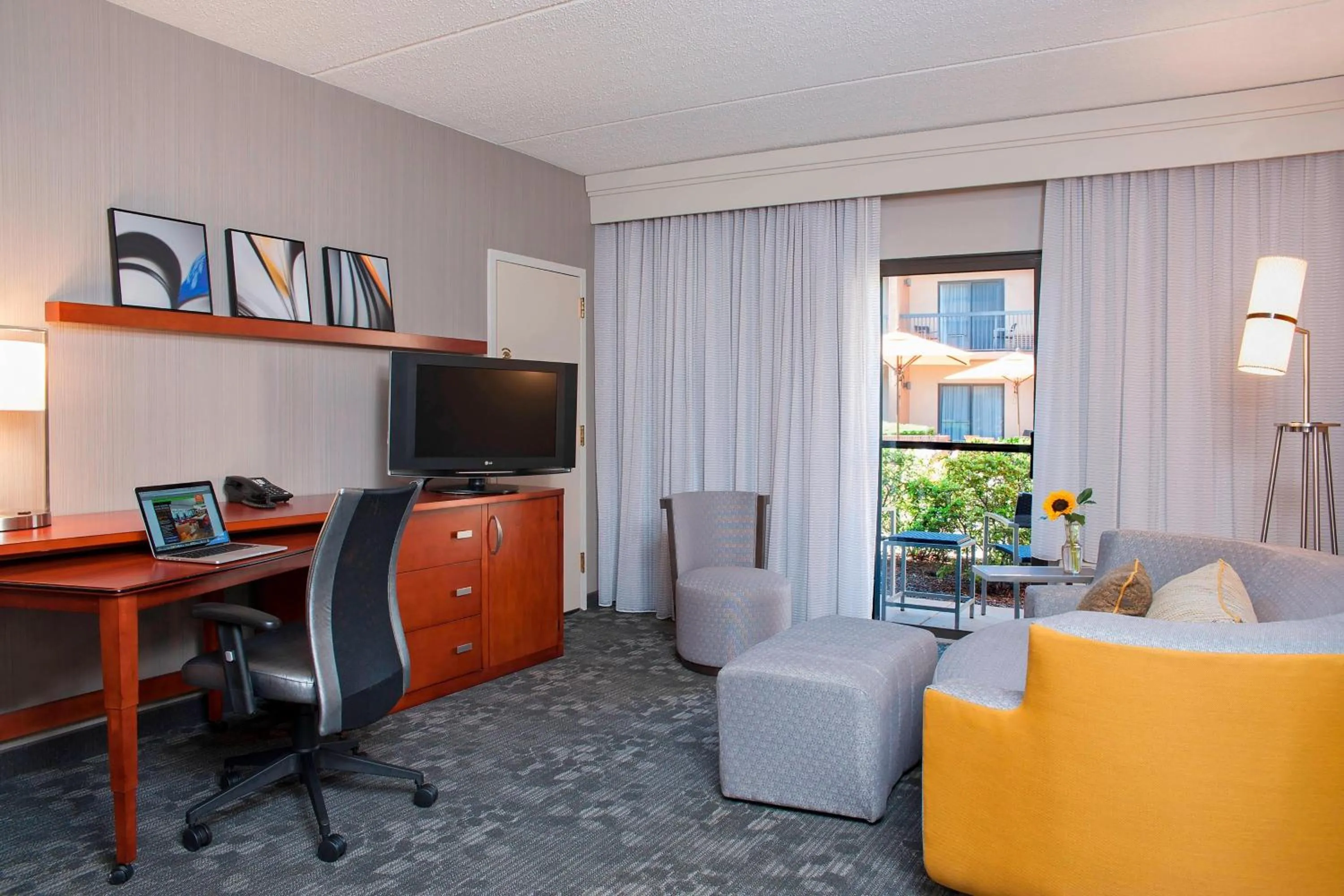 Living room in Courtyard Chicago Glenview/Northbrook