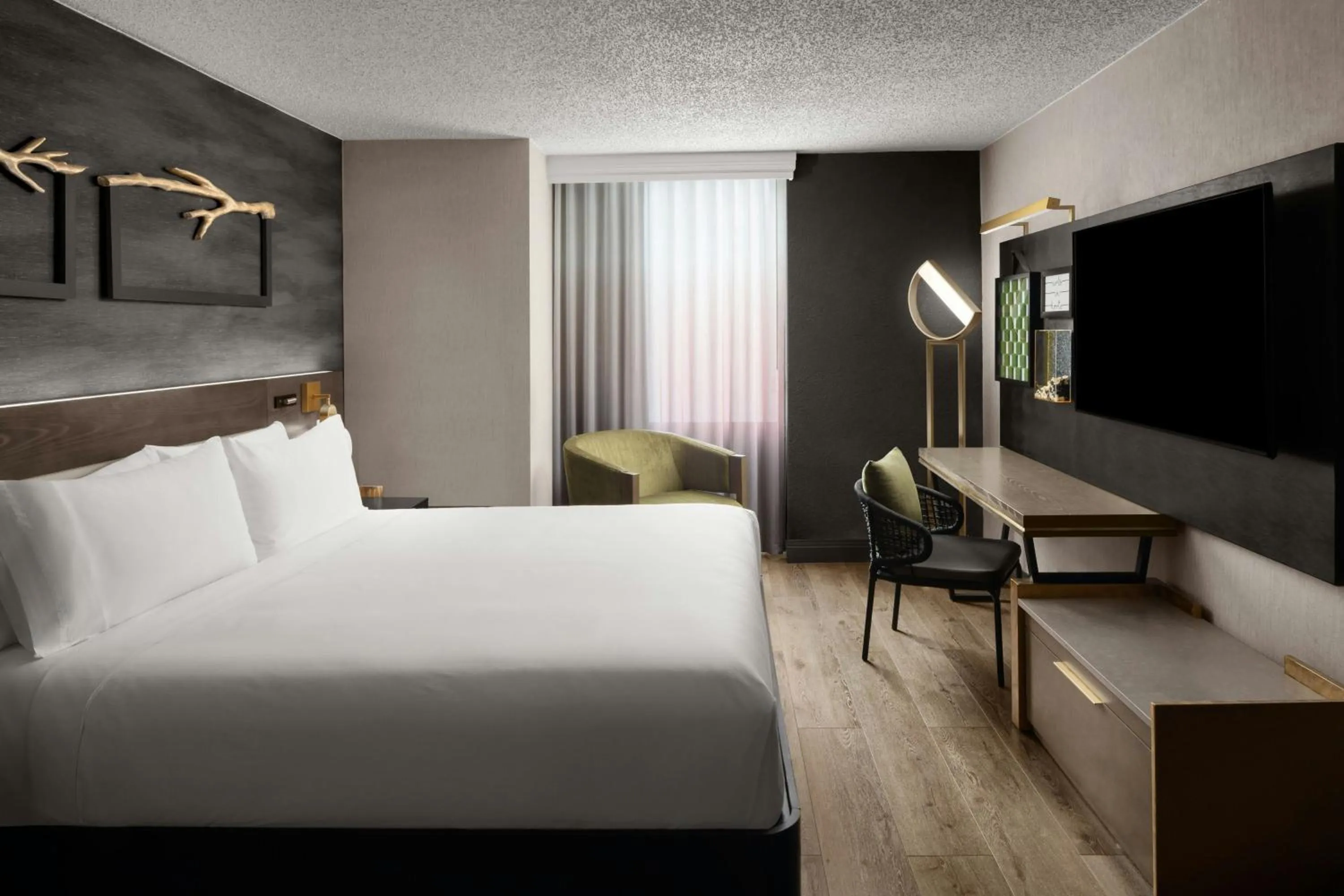 Bedroom, Bed in Renaissance Chicago North Shore Hotel