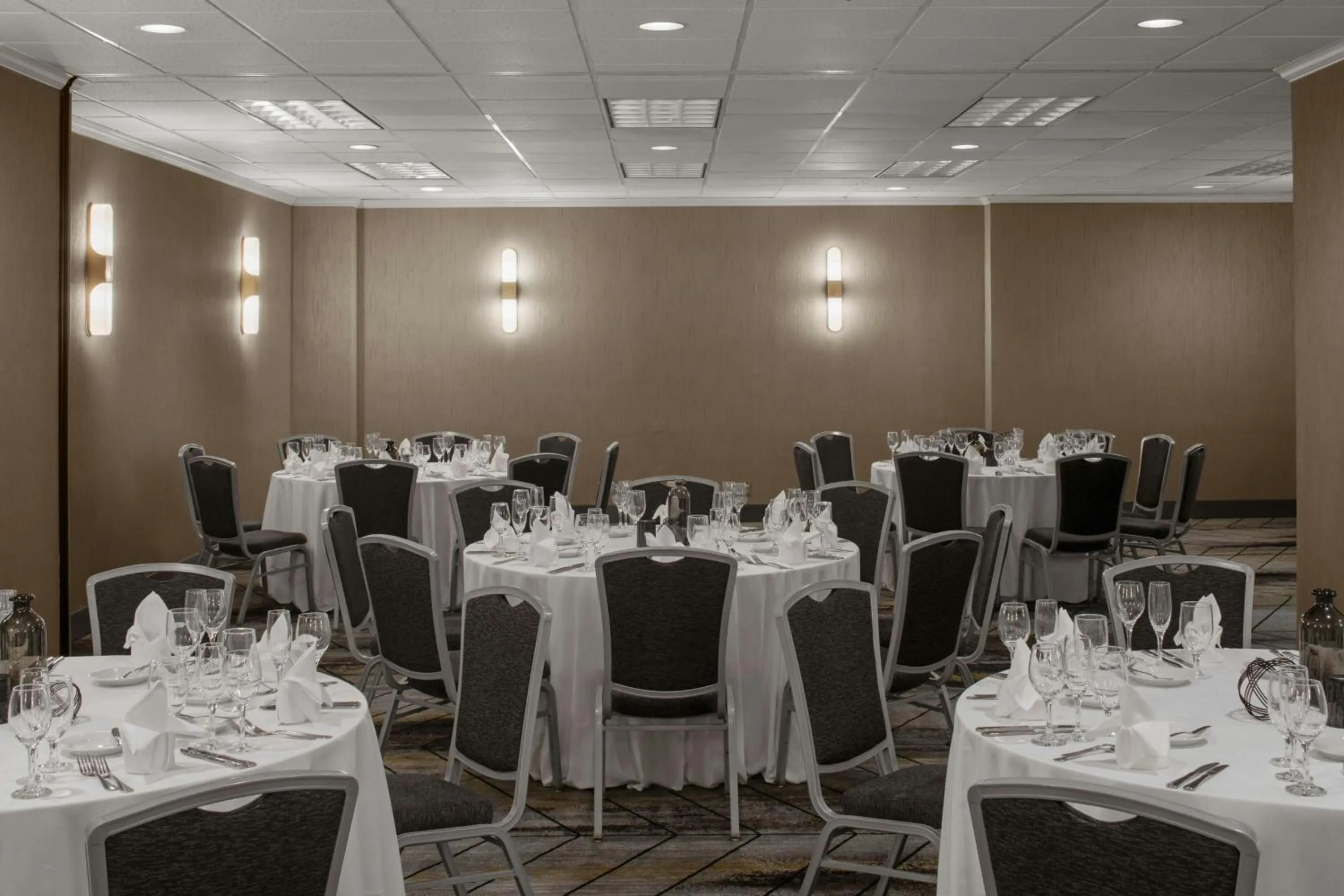 Meeting/conference room in Renaissance Chicago North Shore Hotel