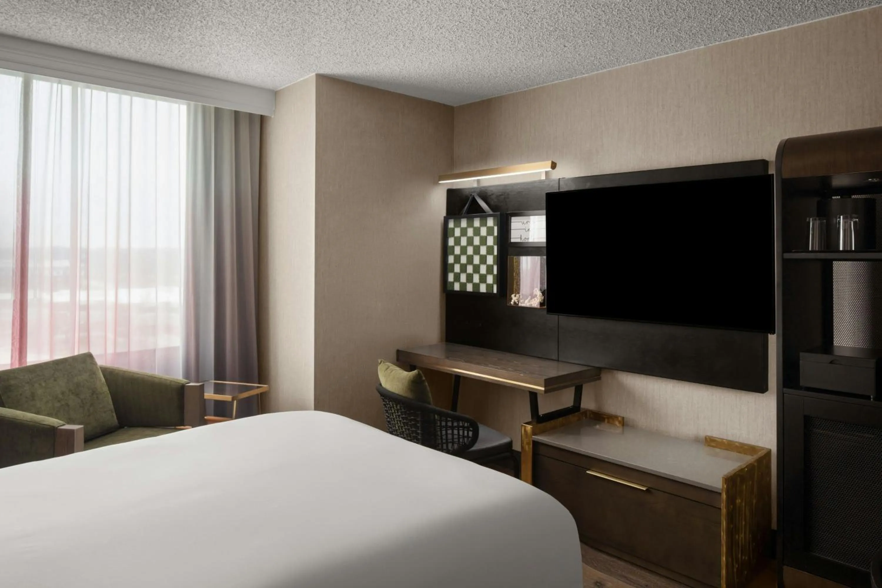 Photo of the whole room, Bed in Renaissance Chicago North Shore Hotel